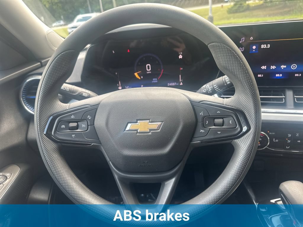 Used 2025 Chevrolet Trax LT FWD image 19