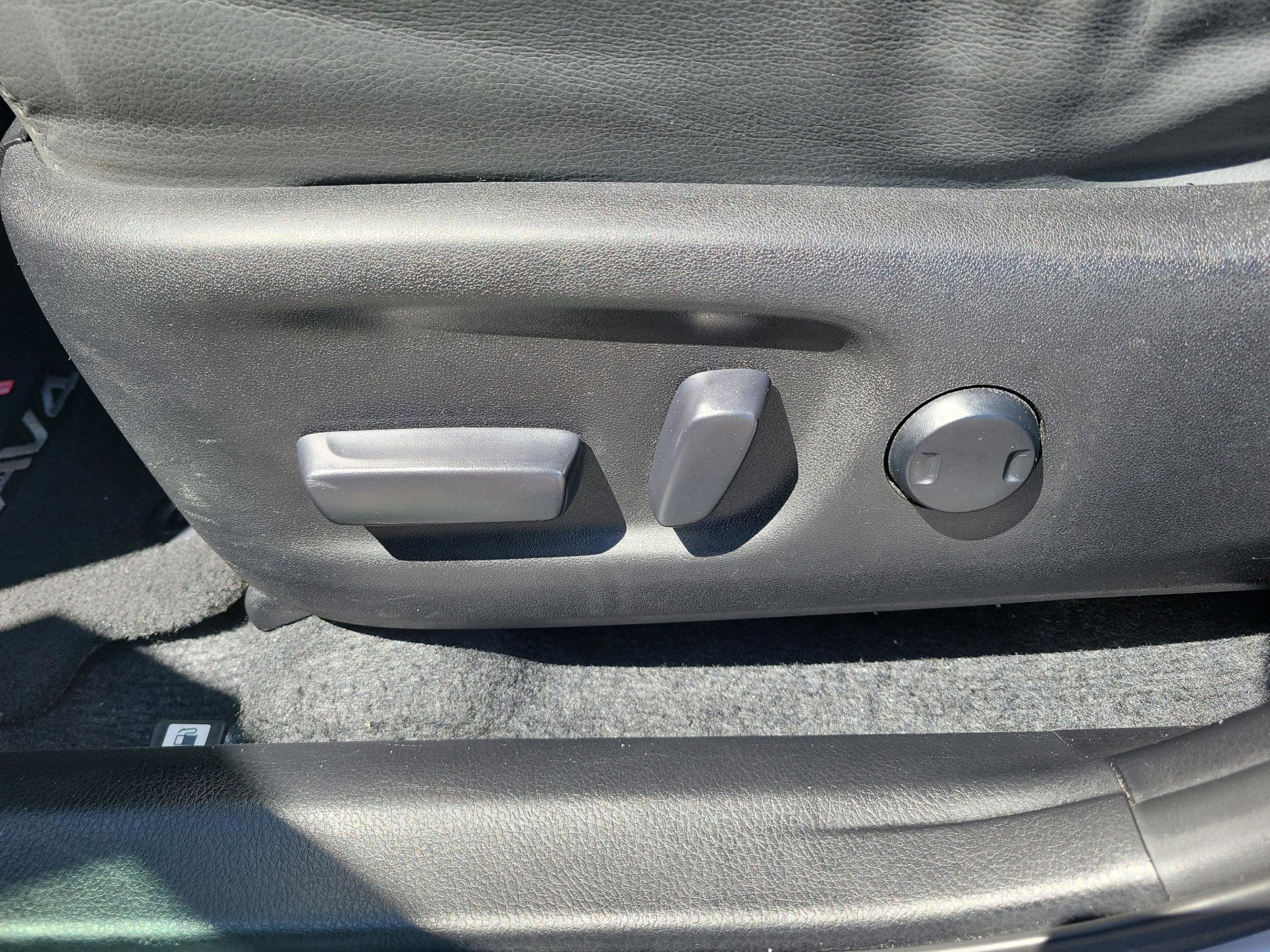 Used 2015 Toyota RAV4 Limited w/ Technology Package image 28