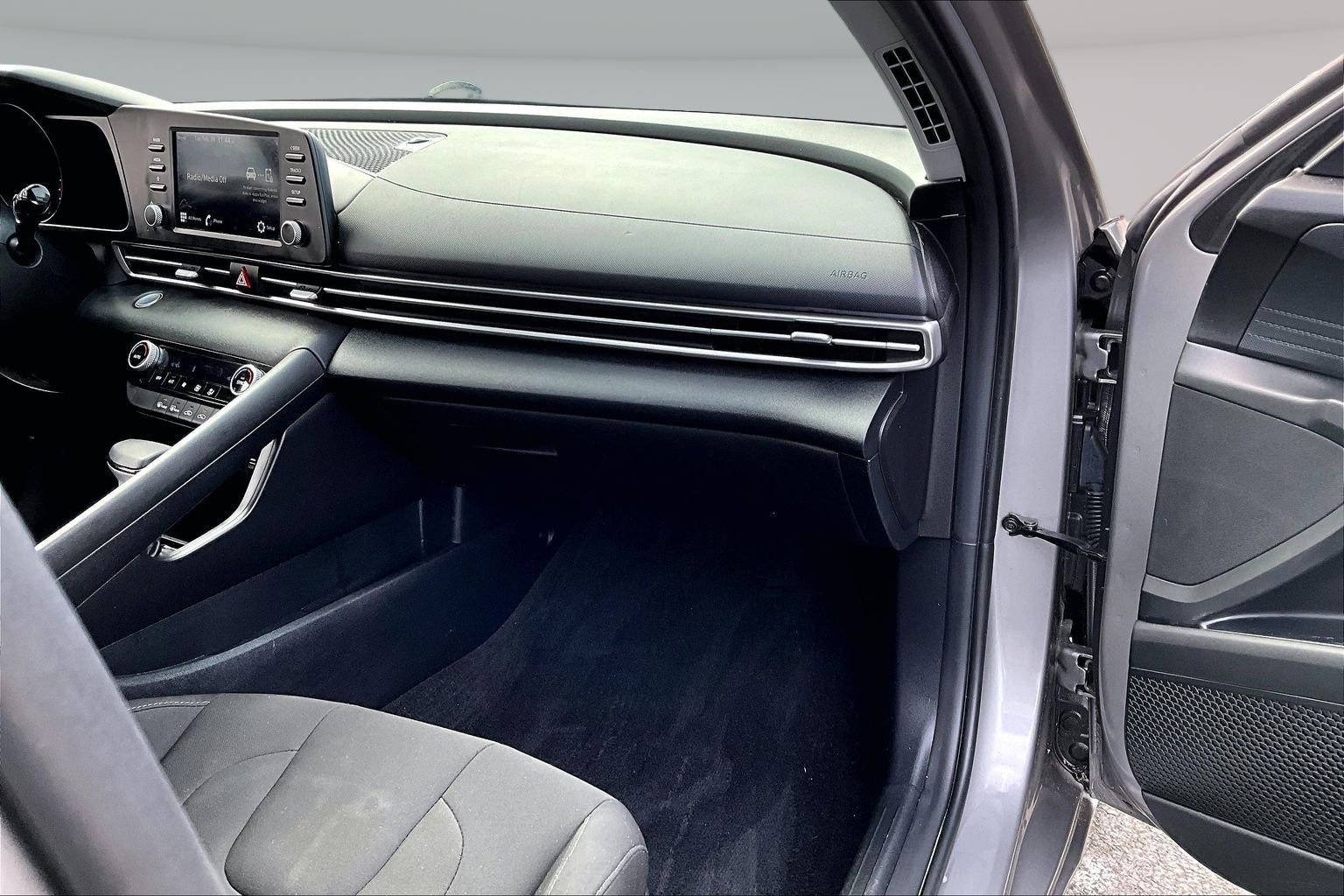 Used 2022 Hyundai Elantra SEL w/ Winter Weather Package image 23