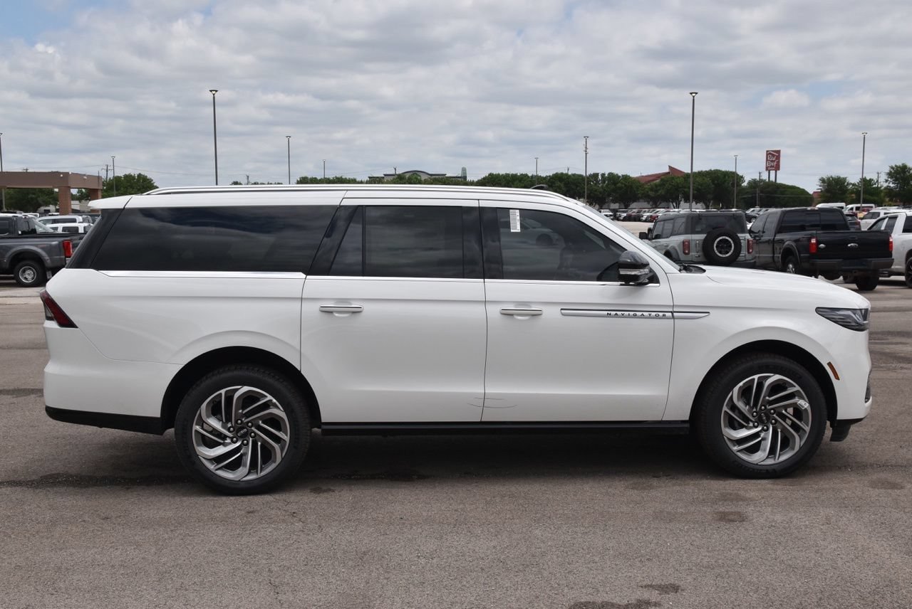 New 2026 Lincoln Navigator L Reserve AWD/4WD image 5