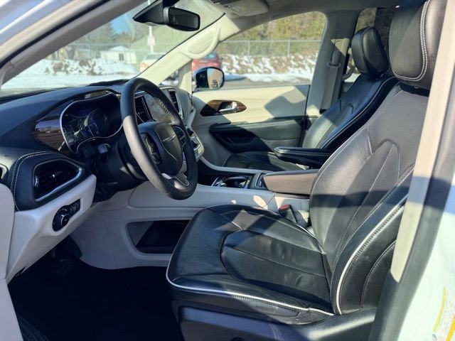 Used 2023 Chrysler Pacifica Limited image 7