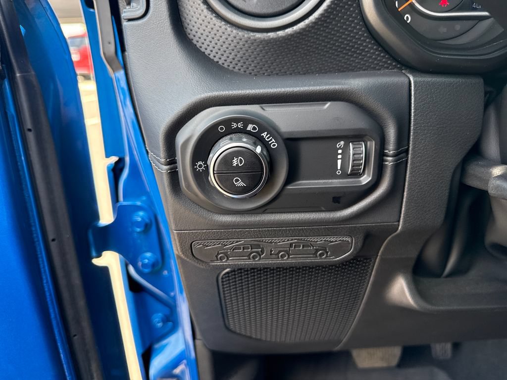 Used 2024 Jeep Gladiator Rubicon w/ Technology Group AWD/4WD image 14