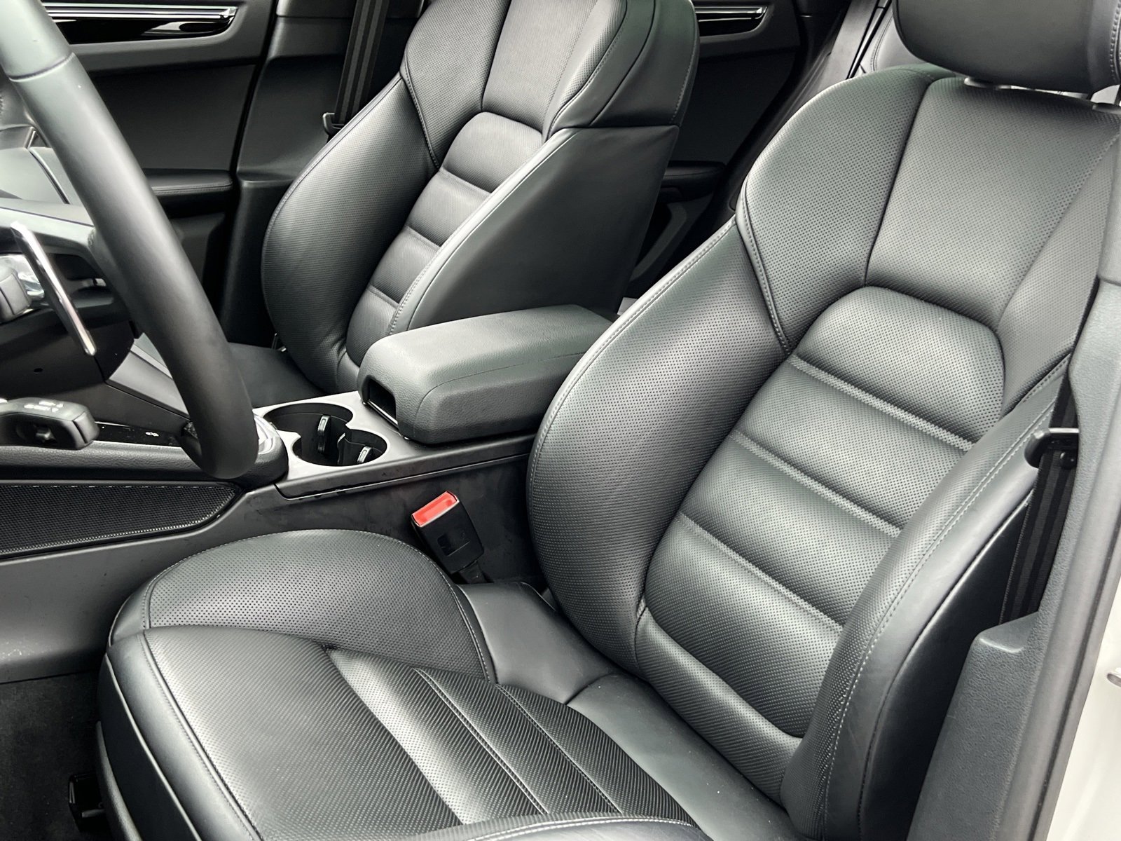 Certified 2025 Porsche Macan image 5