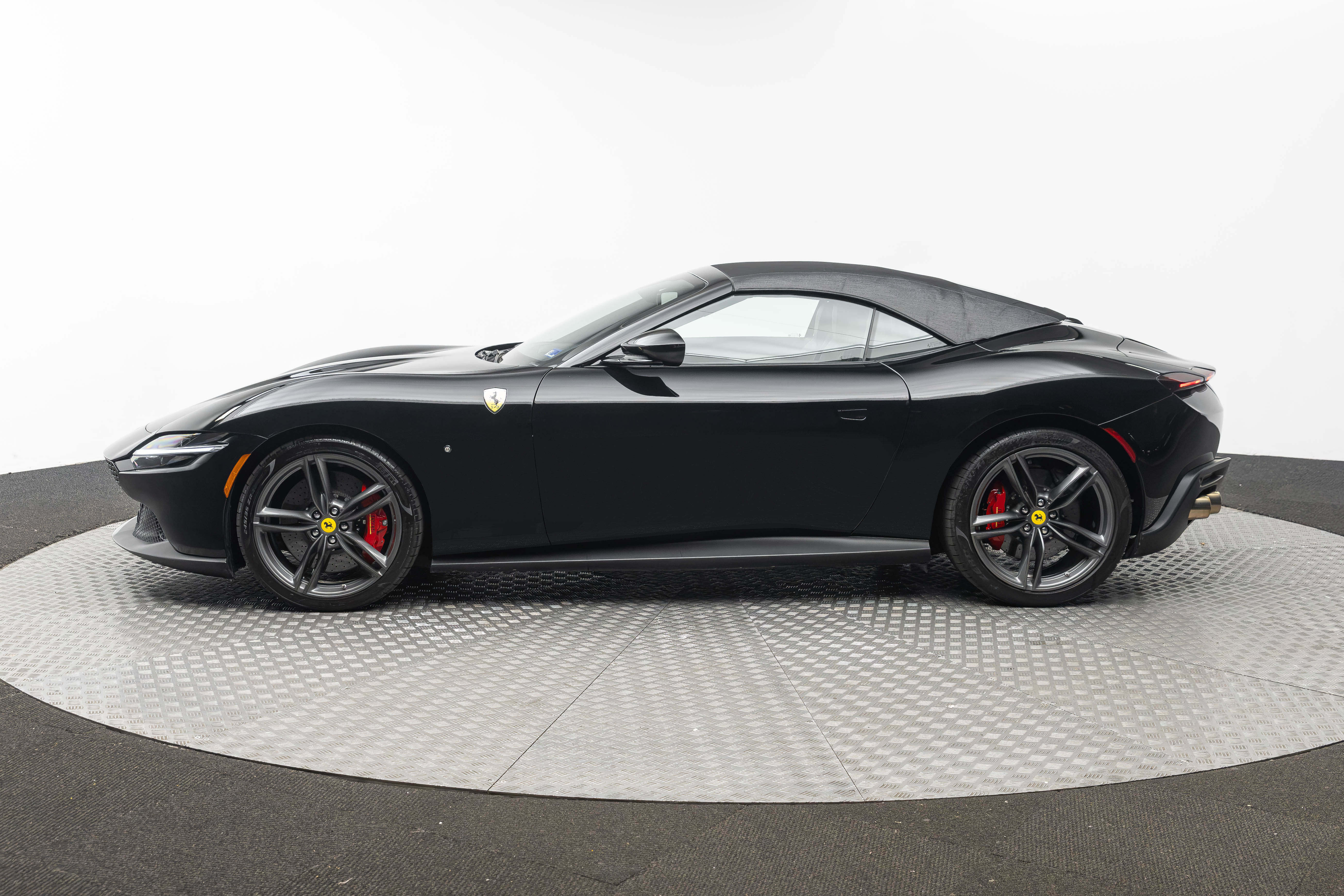 Certified 2025 Ferrari Roma Spider RWD image 64