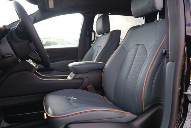 New 2027 Chrysler Pacifica Pinnacle w/ Theater Group FWD image 12