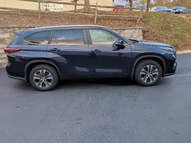 Used 2023 Toyota Highlander XLE image 2