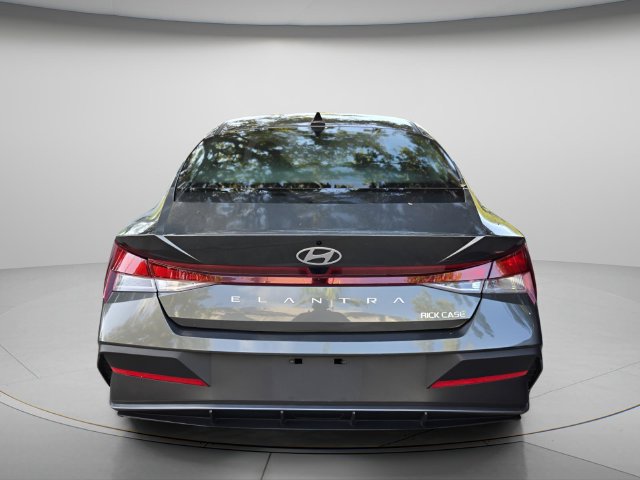 Used 2025 Hyundai Elantra SE FWD image 5