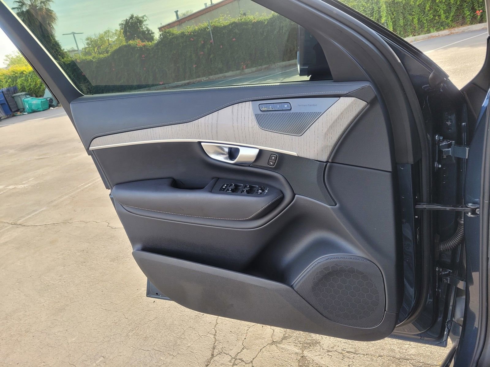 Certified 2024 Volvo XC90 T8 Ultimate w/ Protection Package Premier image 16