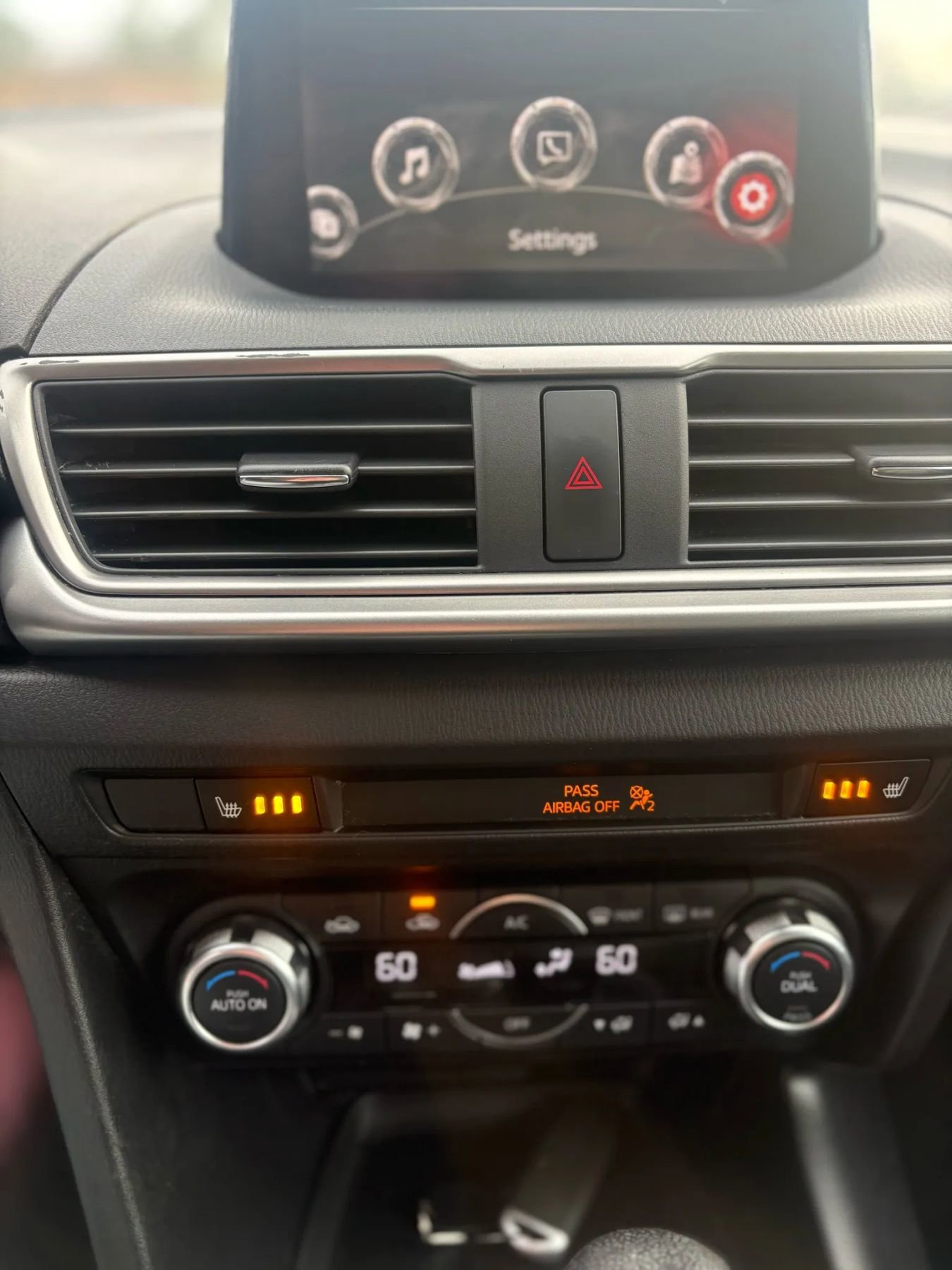 Used 2018 MAZDA MAZDA3 Touring image 32