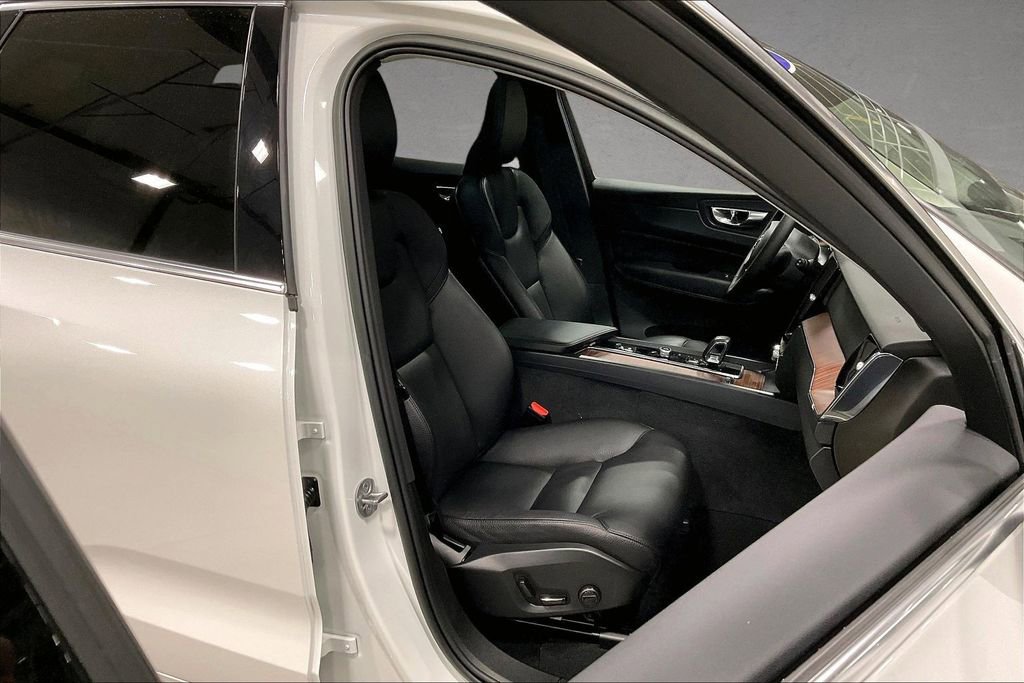 Certified 2023 Volvo XC60 B5 Plus w/ Climate Package AWD/4WD image 29