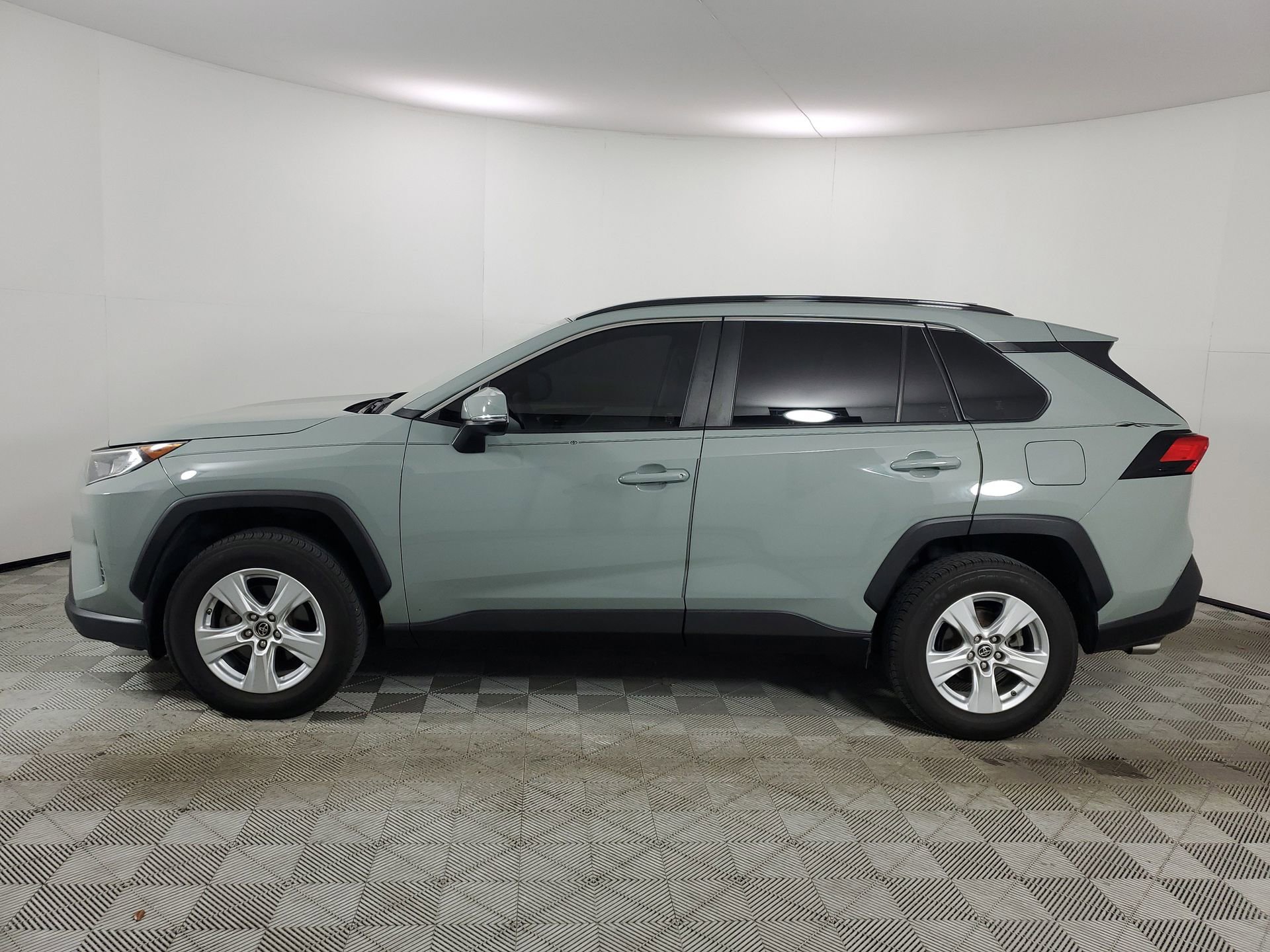 Used 2019 Toyota RAV4 XLE w/ Convenience Package image 6
