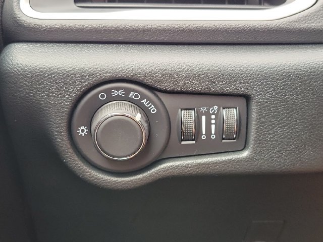 Used 2025 Chrysler Voyager LX FWD image 28