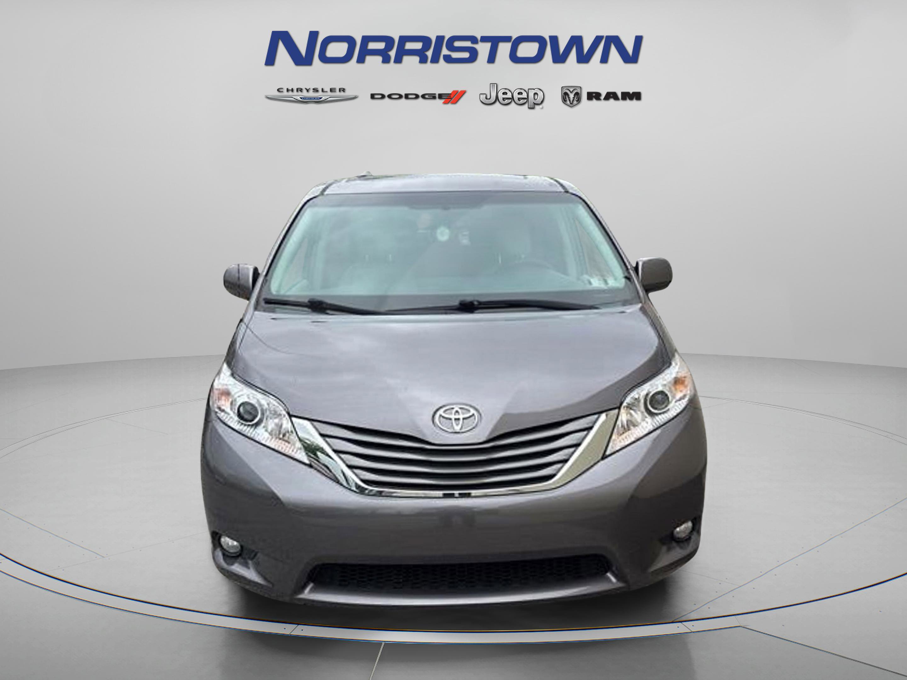 Used 2013 Toyota Sienna XLE FWD image 2