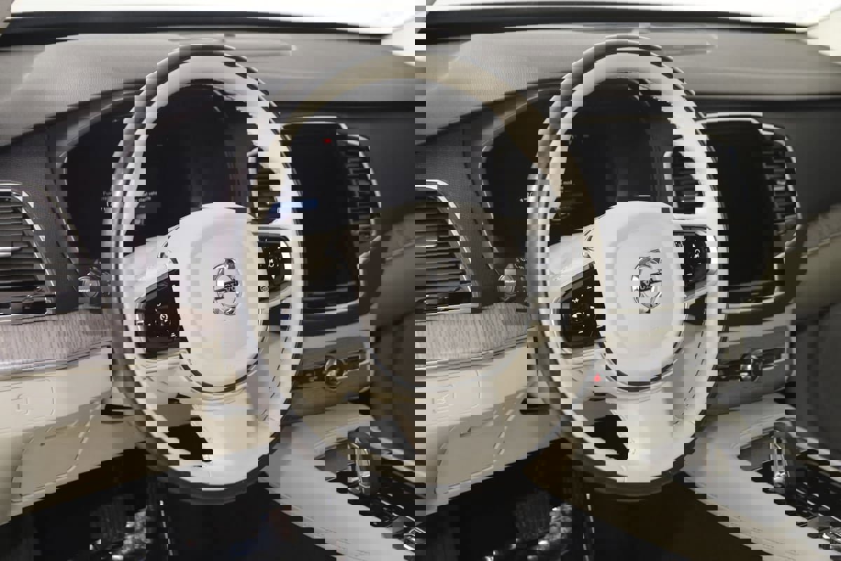 Used 2024 Volvo XC90 B6 Plus w/ Protection Package Premier image 6