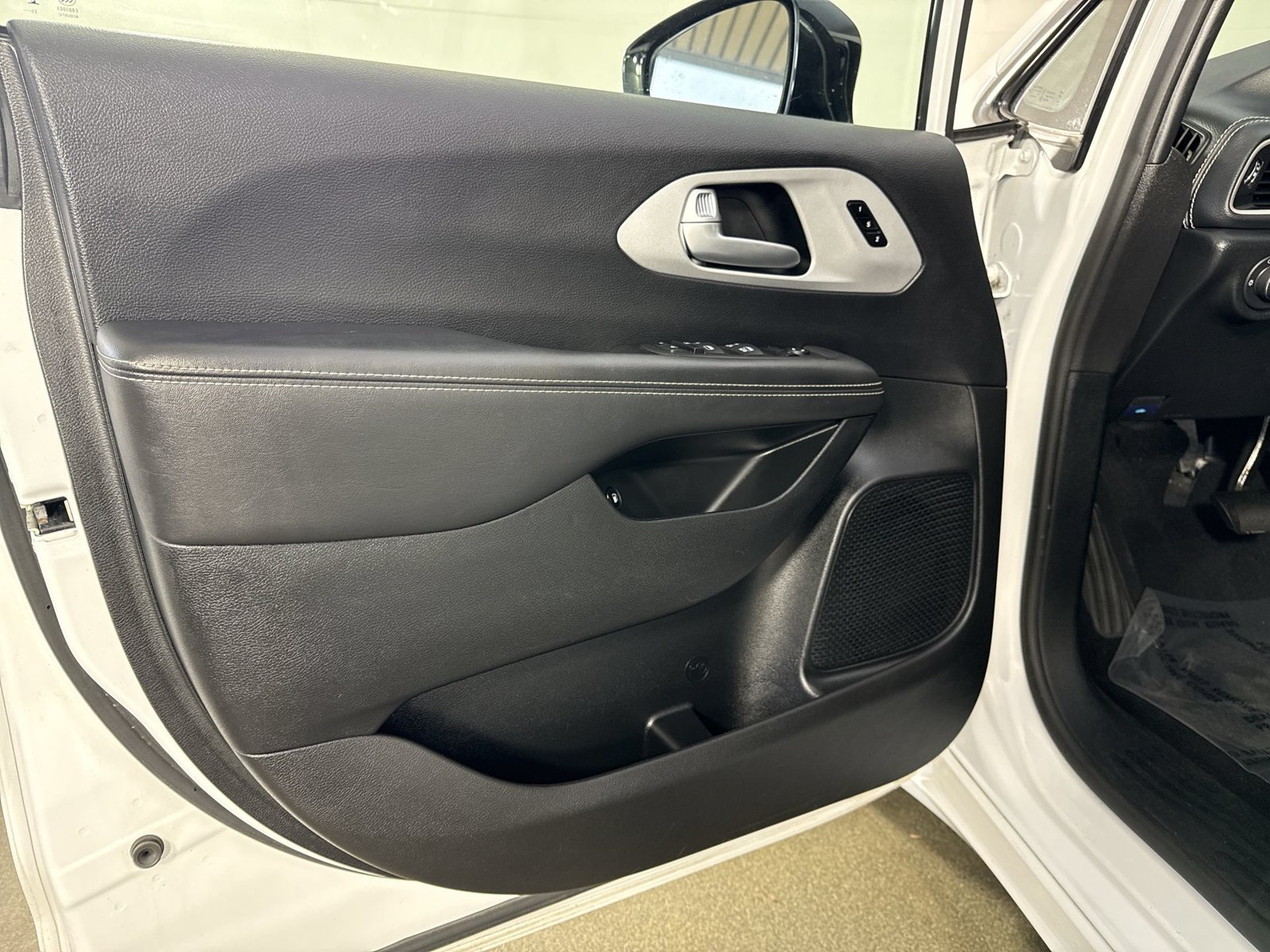 Used 2024 Chrysler Pacifica Limited FWD image 19