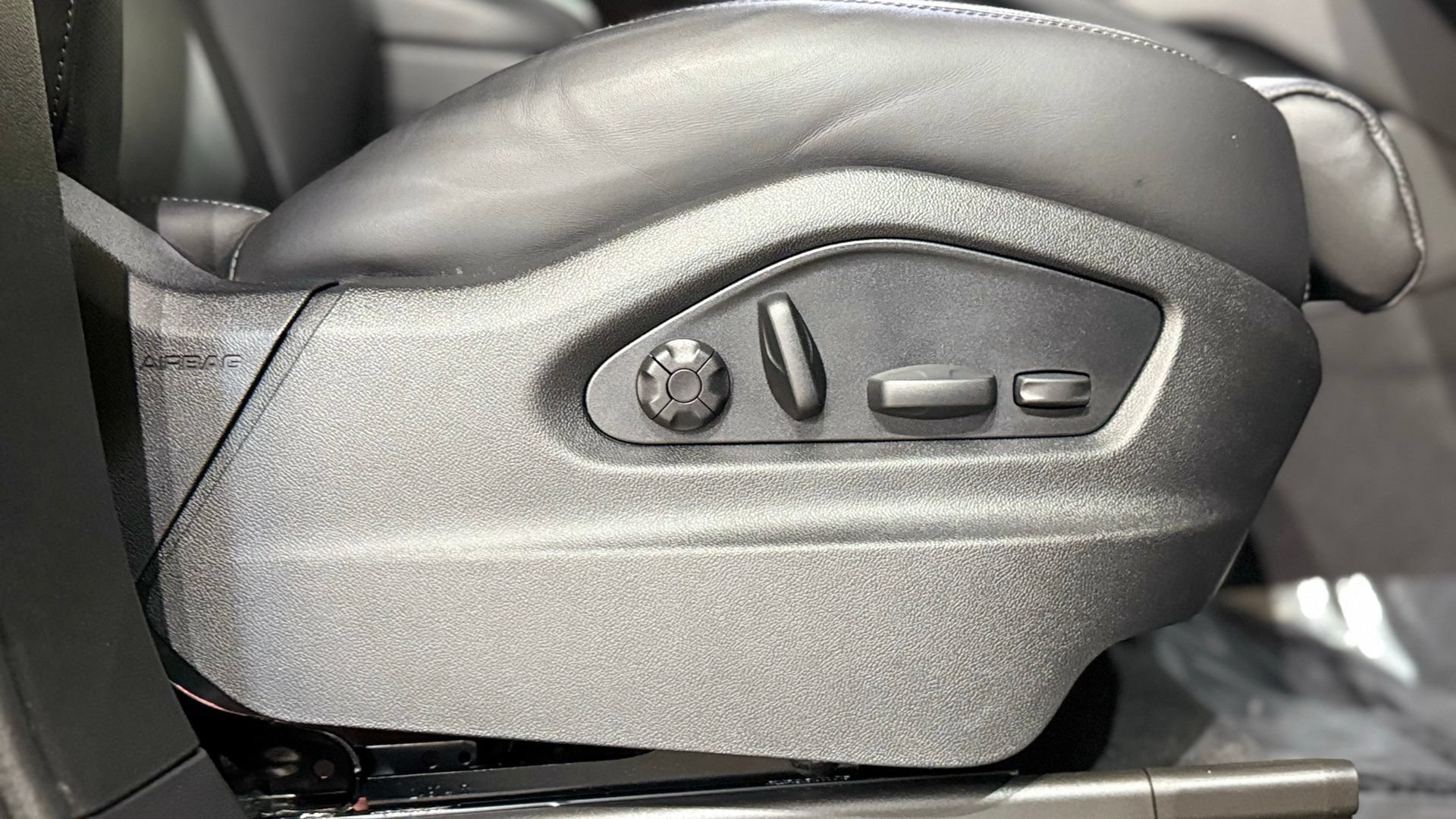 Certified 2025 Porsche Cayenne Coupe AWD/4WD image 56