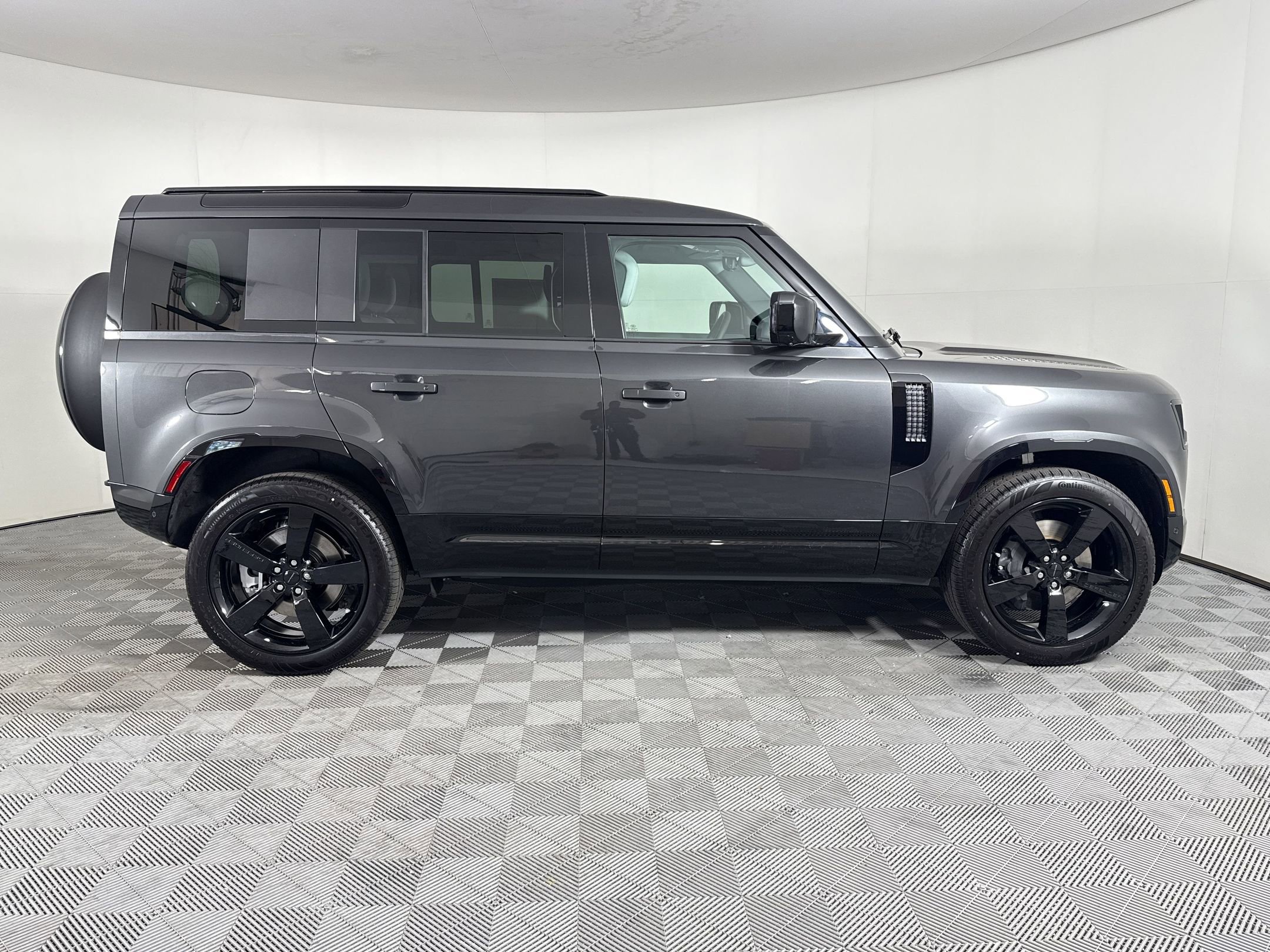 New 2026 Land Rover Defender 110 X-Dynamic SE AWD/4WD image 9