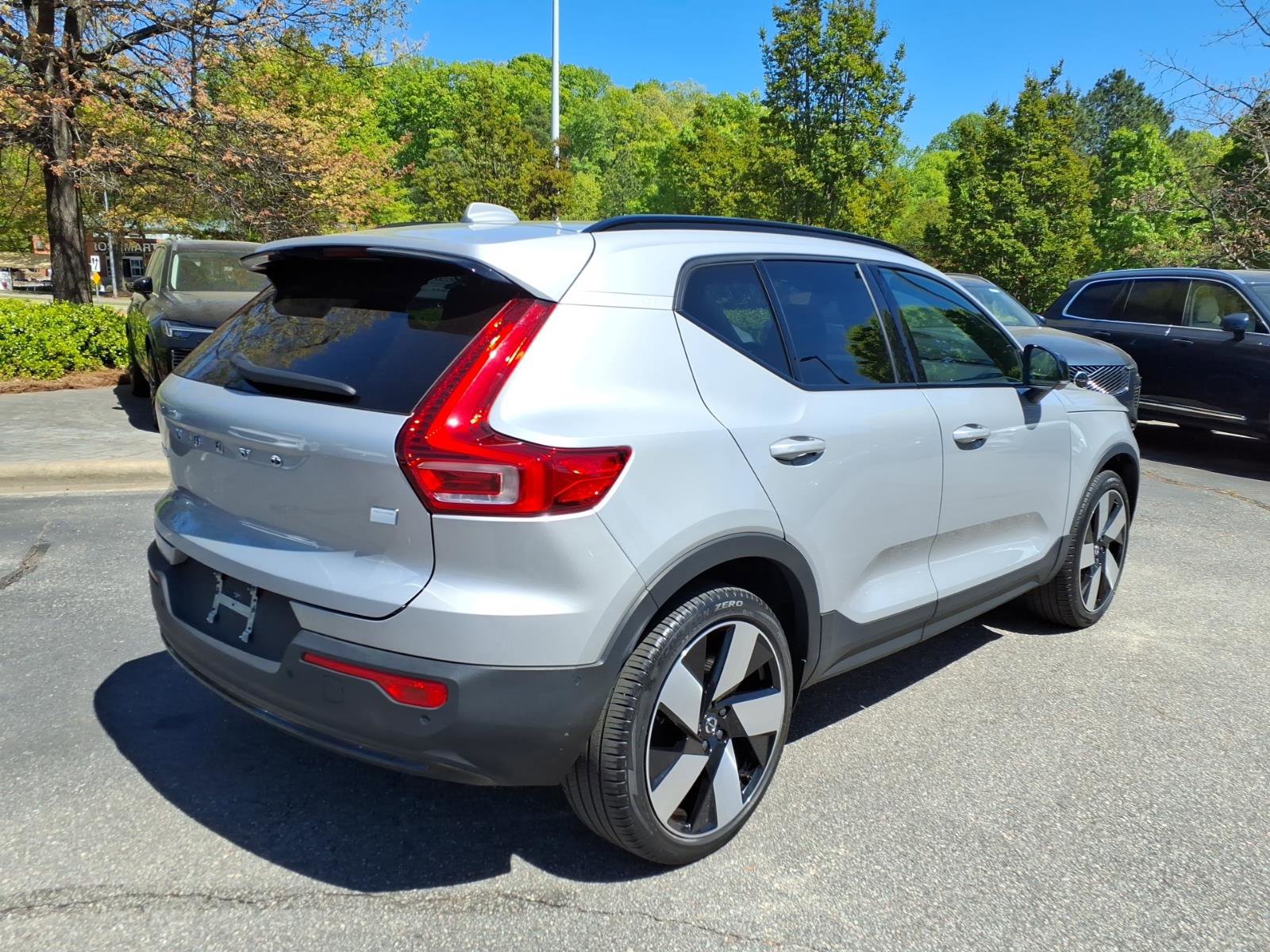 Certified 2024 Volvo XC40 Recharge Ultimate RWD image 3