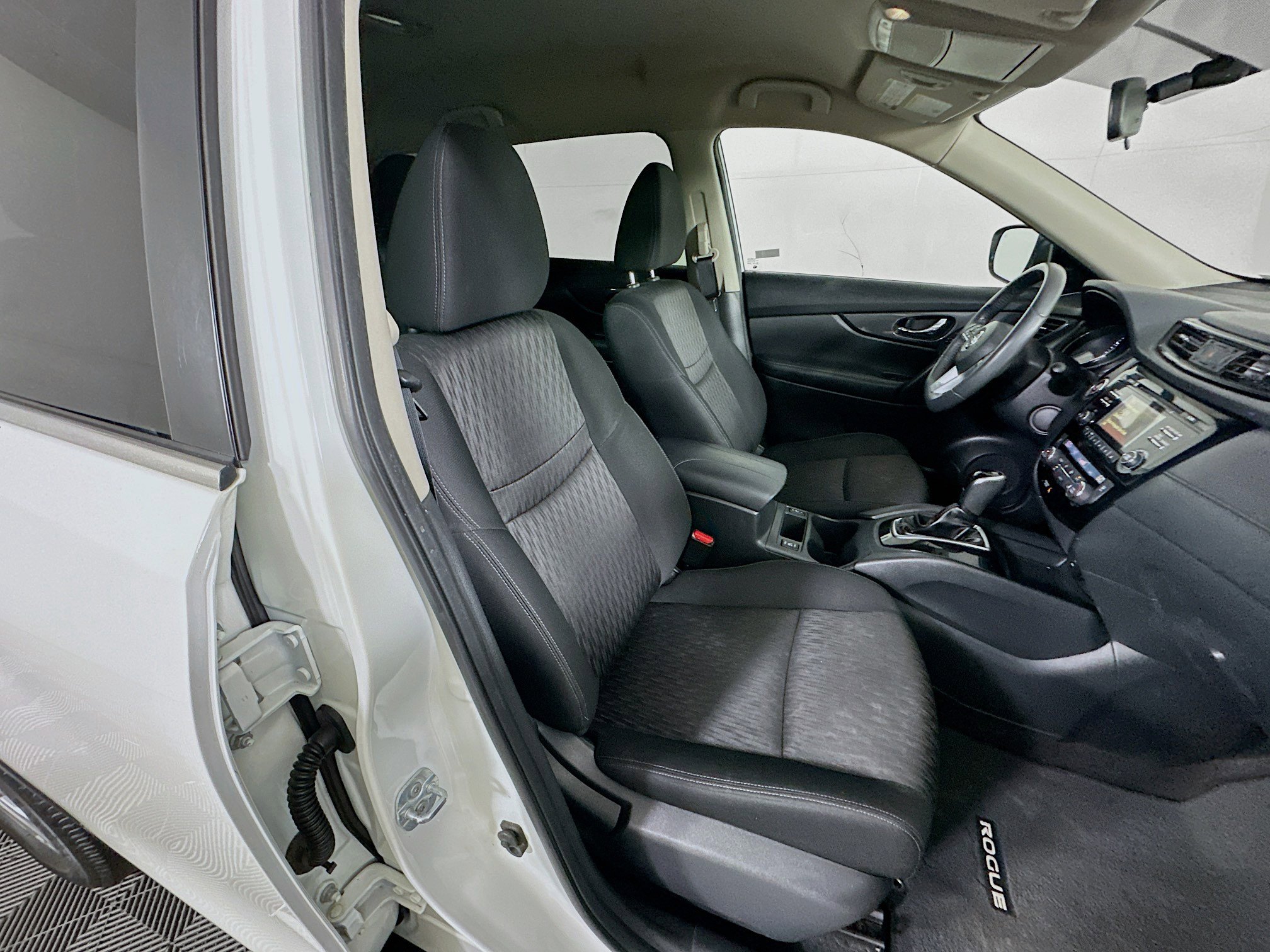 Used 2017 Nissan Rogue SV image 30