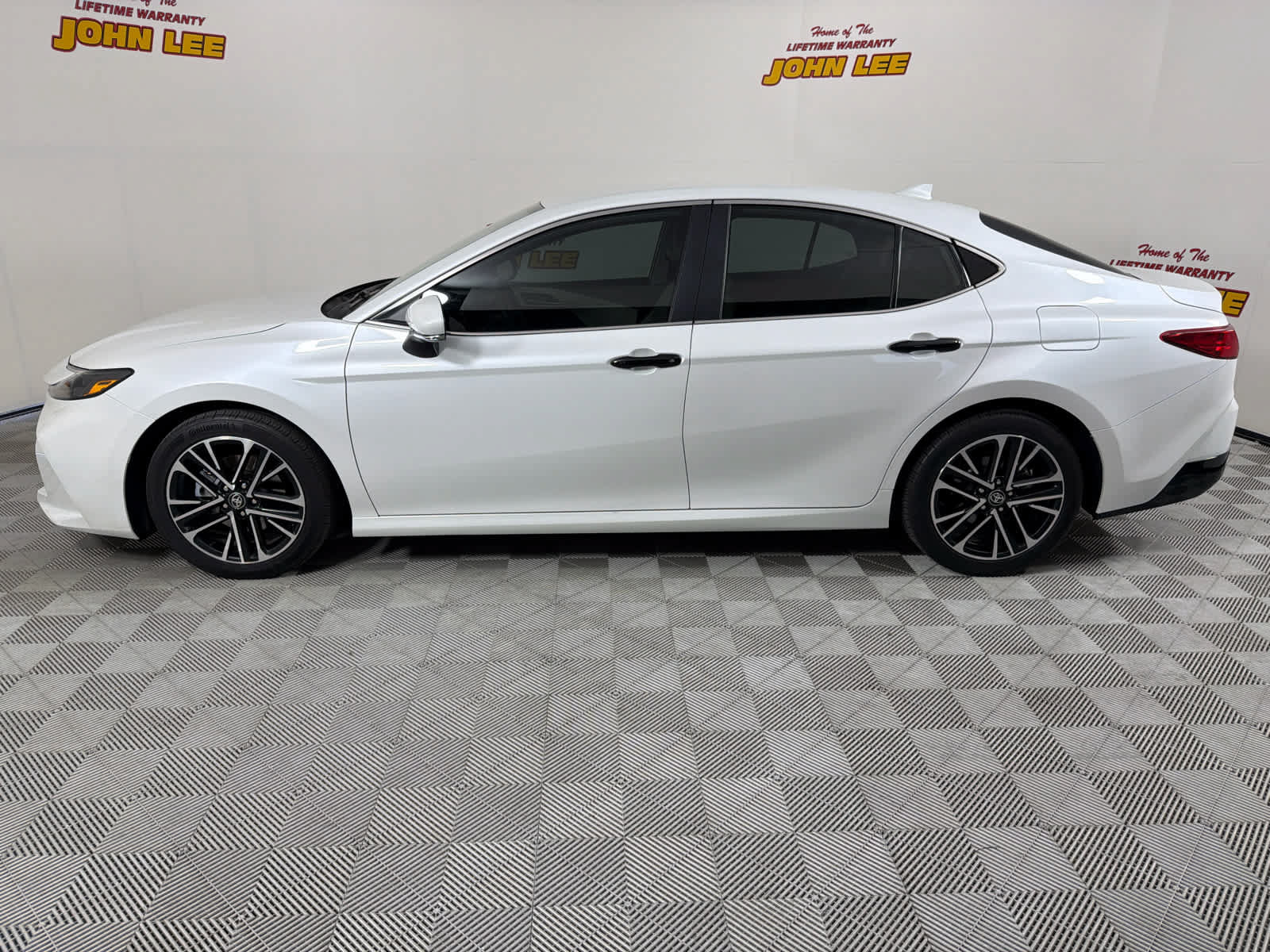 Used 2025 Toyota Camry XLE FWD image 2