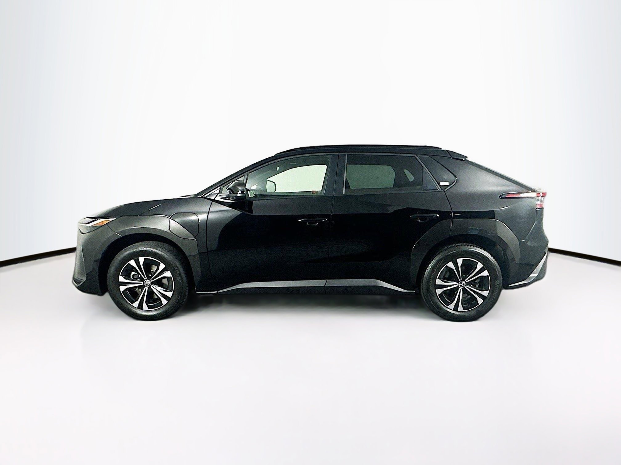 Used 2025 Toyota bZ4X AWD w/ Weather Package image 4