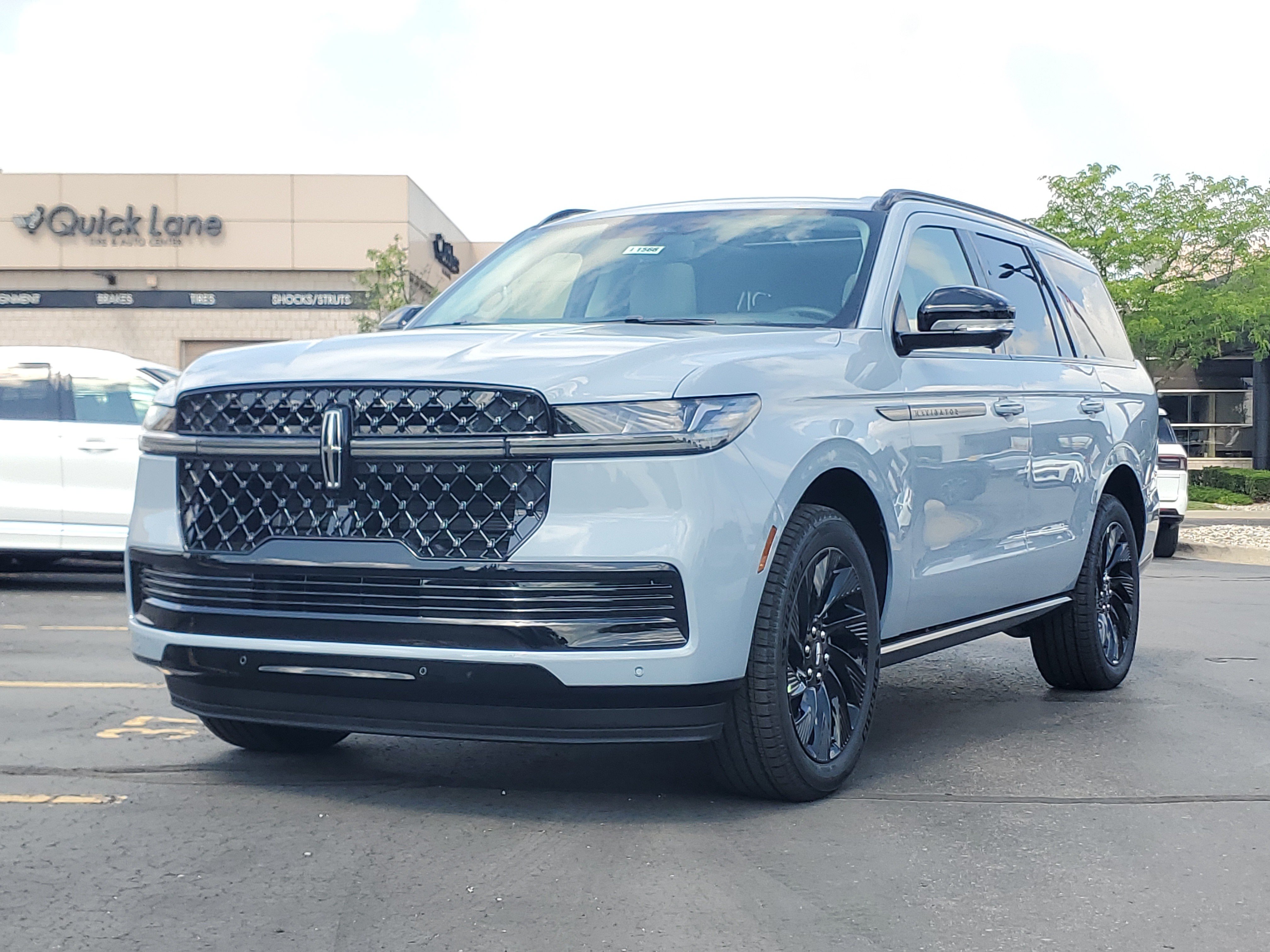 New 2026 Lincoln Navigator Reserve w/ Jet Appearance Package AWD/4WD image 2