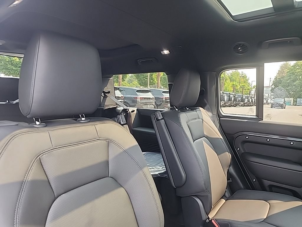 New 2026 Land Rover Defender 130 X-Dynamic SE AWD/4WD image 18