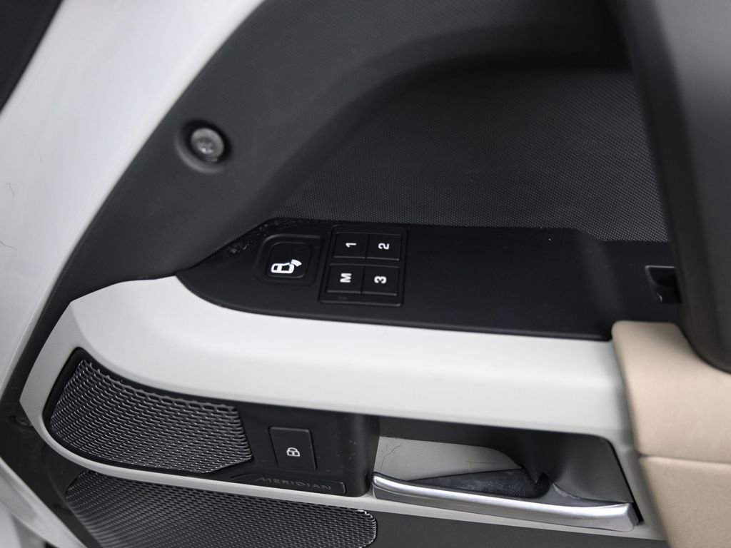 Used 2021 Land Rover Defender 110 SE image 5