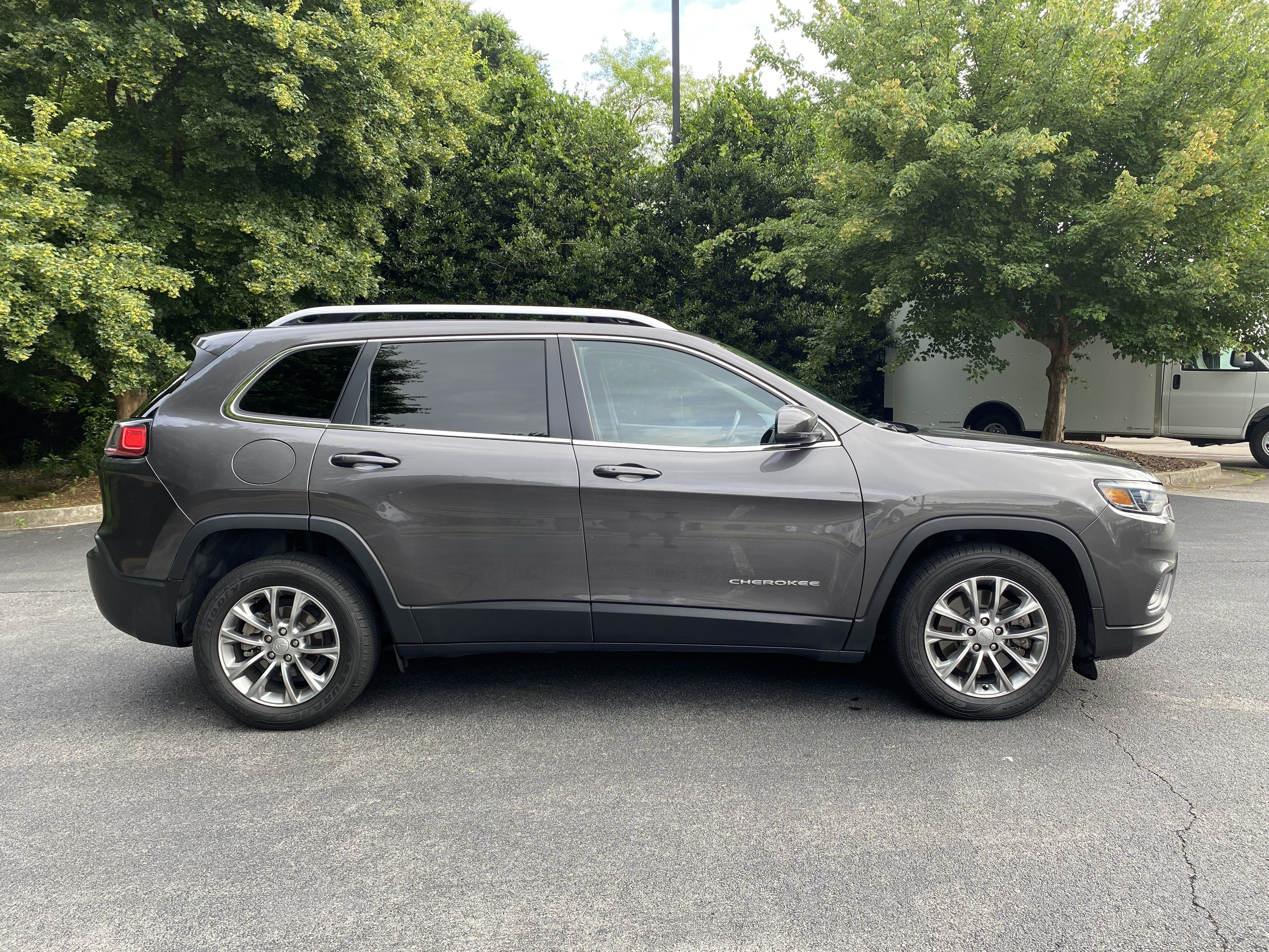 Used 2021 Jeep Cherokee Latitude Plus w/ Sun & Sound Group FWD image 10