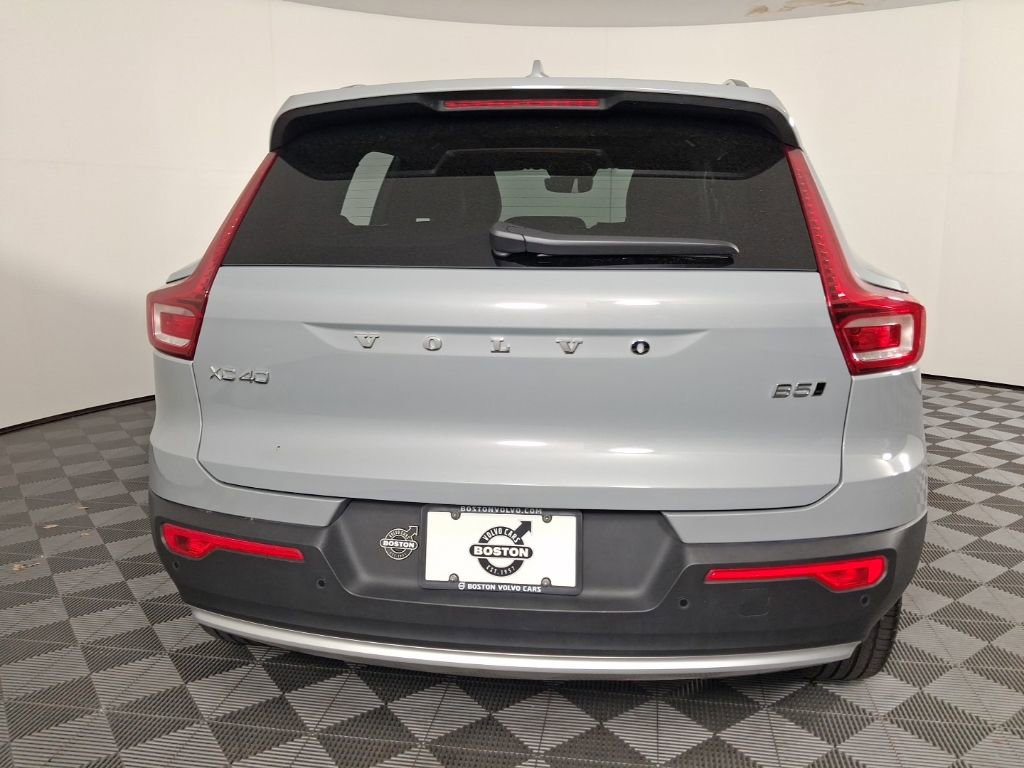 Certified 2025 Volvo XC40 B5 Plus AWD/4WD image 8