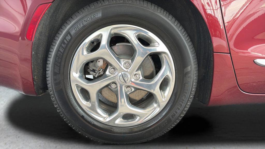 Used 2021 Chrysler Pacifica Limited w/ Uconnect Theater Family Group FWD image 13