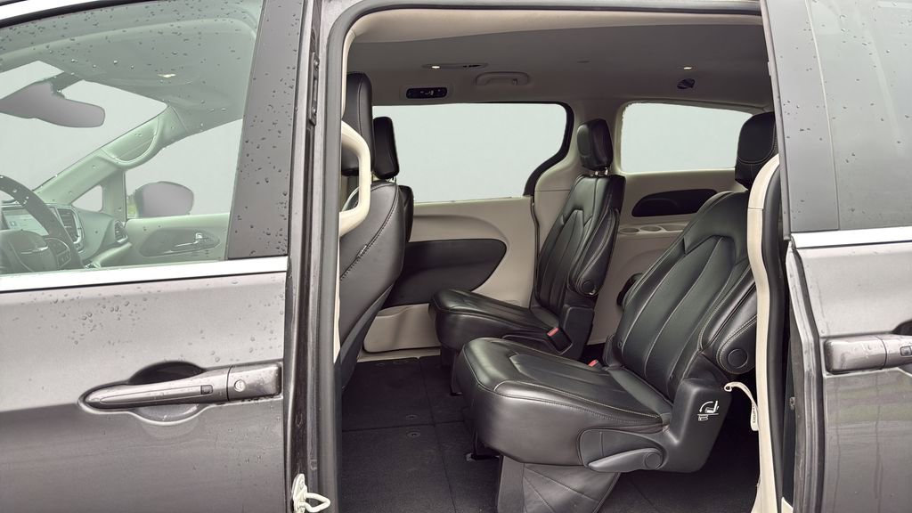 Used 2023 Chrysler Pacifica Touring-L FWD image 20