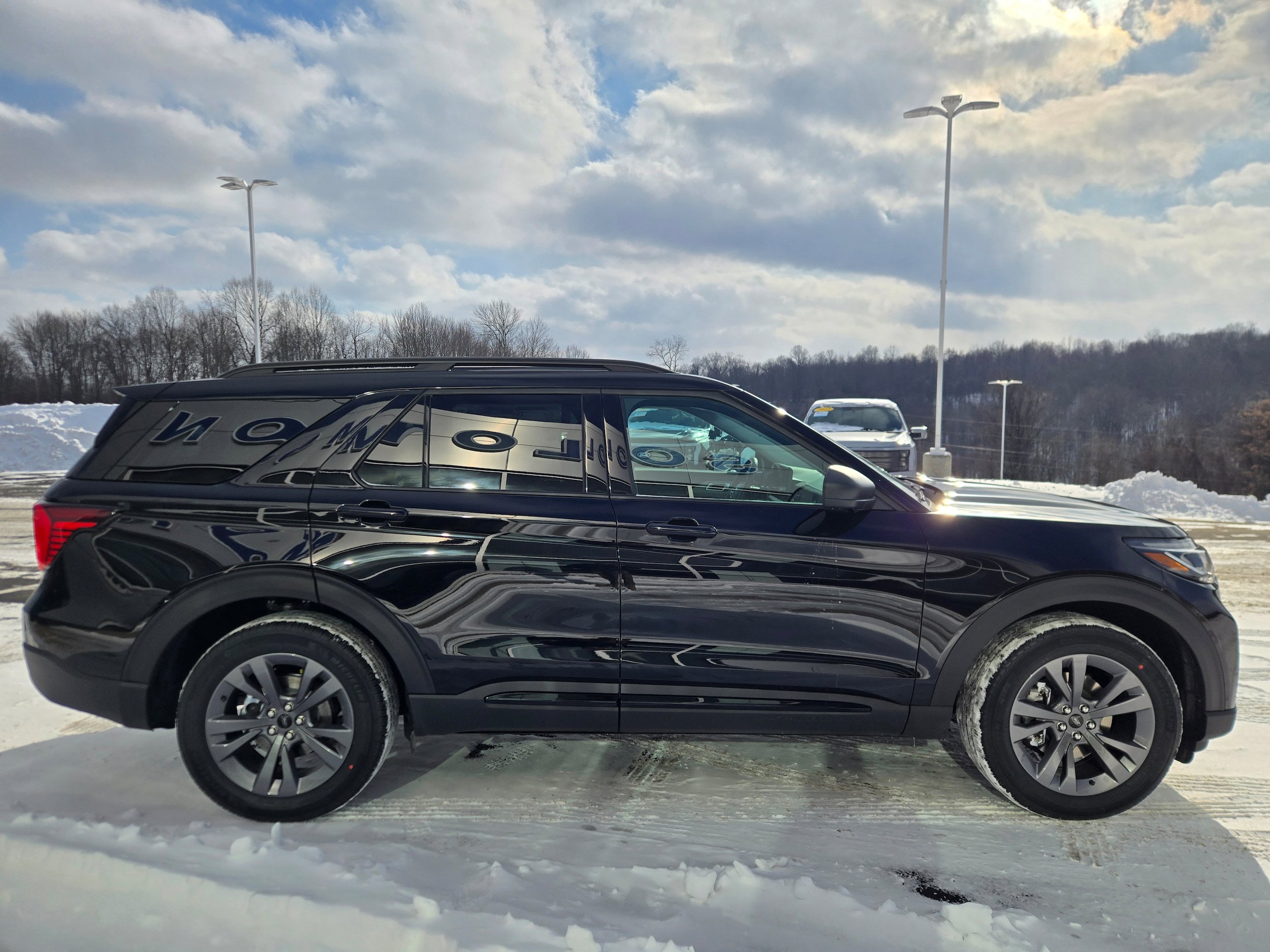 New 2026 Ford Explorer Active w/ Active Comfort Package AWD/4WD image 4