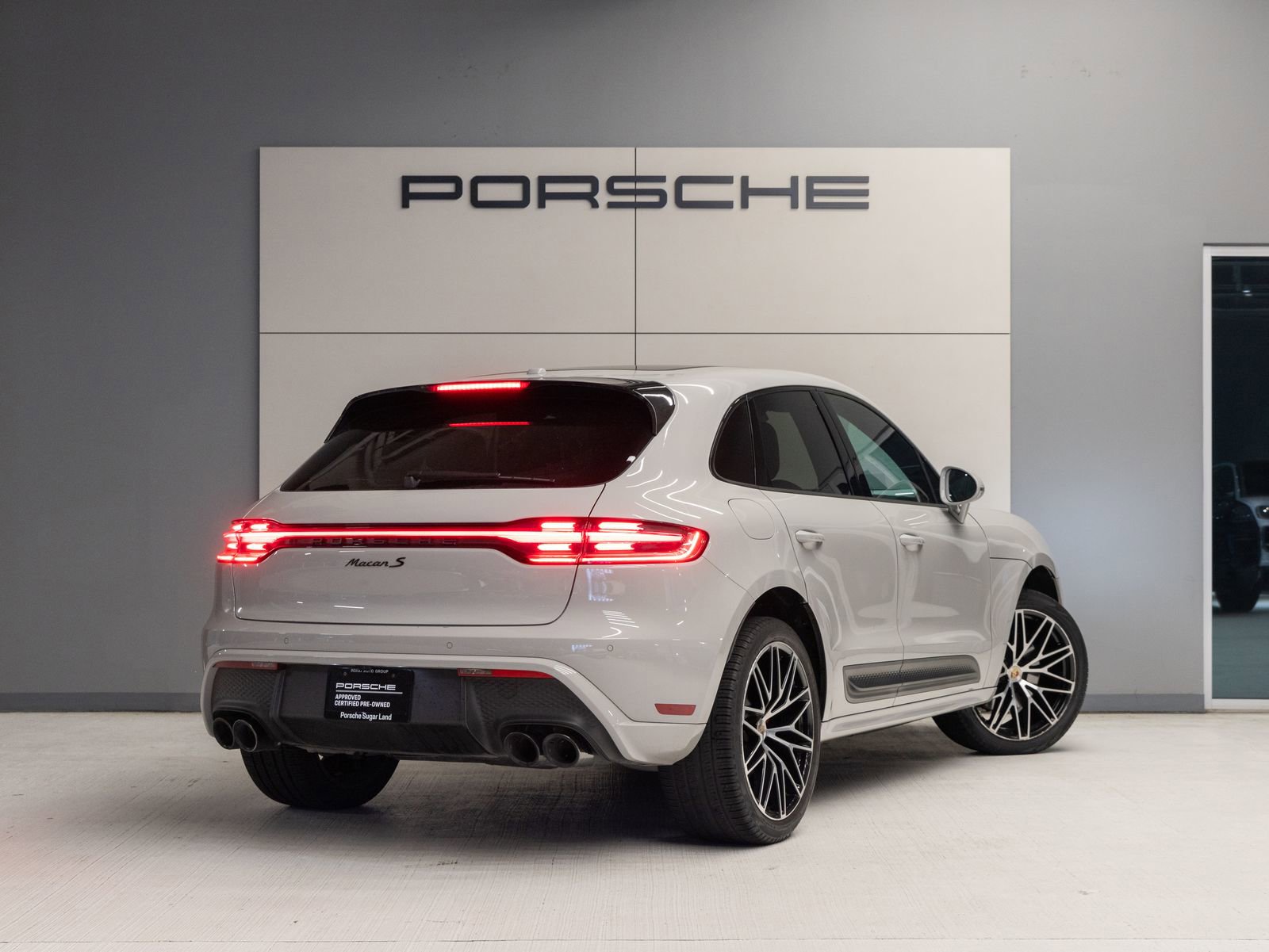 Certified 2023 Porsche Macan S AWD/4WD image 7