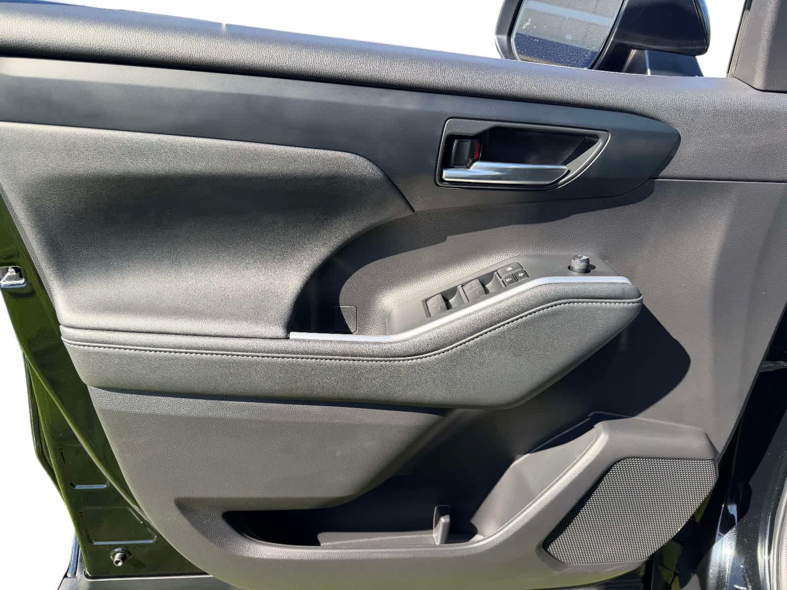 Used 2023 Toyota Highlander XLE AWD/4WD image 19