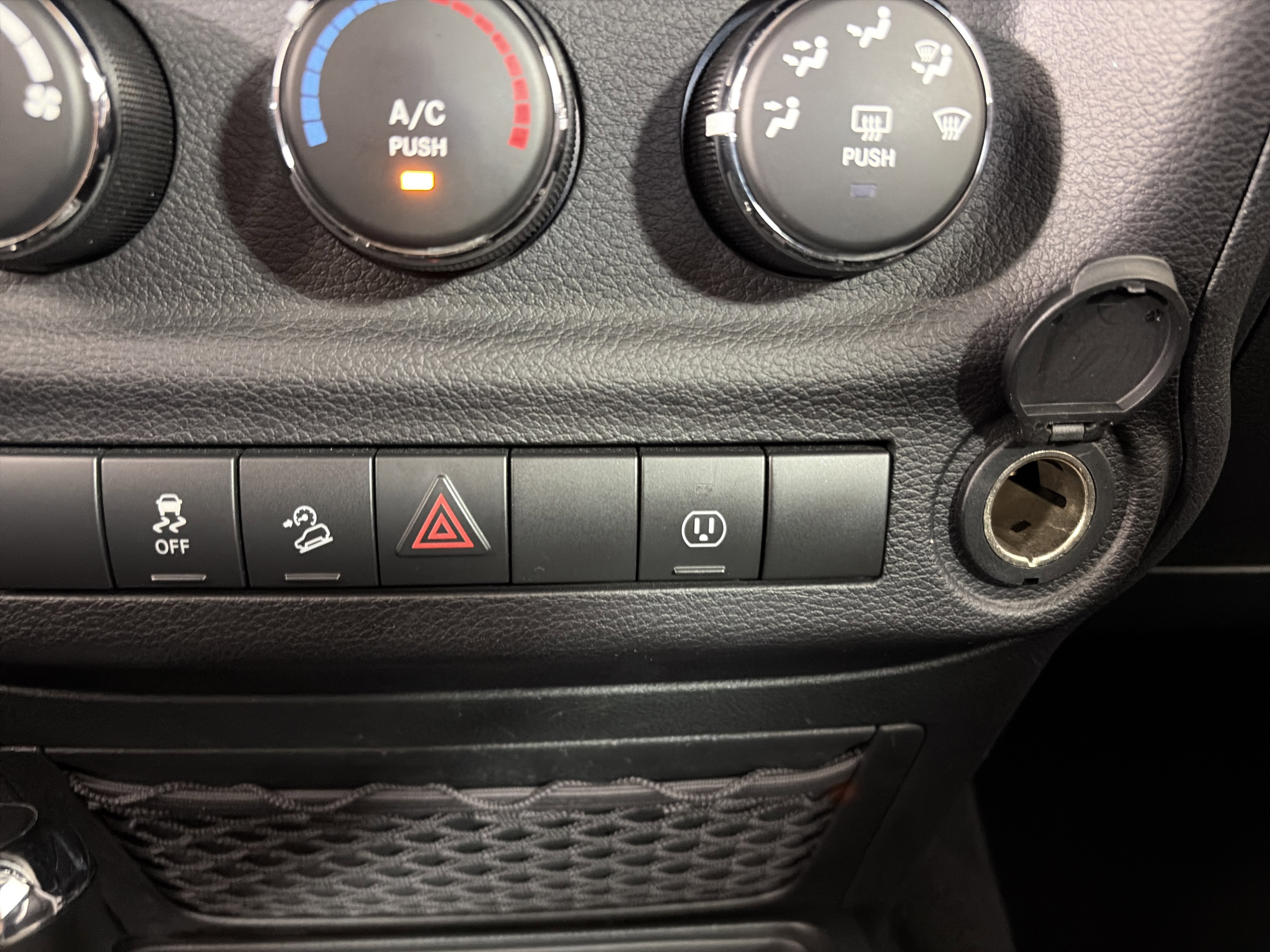 Used 2018 Jeep Wrangler Unlimited Sahara AWD/4WD image 23