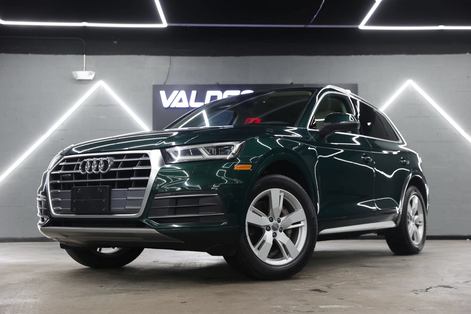 Used 2018 Audi Q5 2.0T Premium Plus w/ Premium Plus Package AWD/4WD image 2
