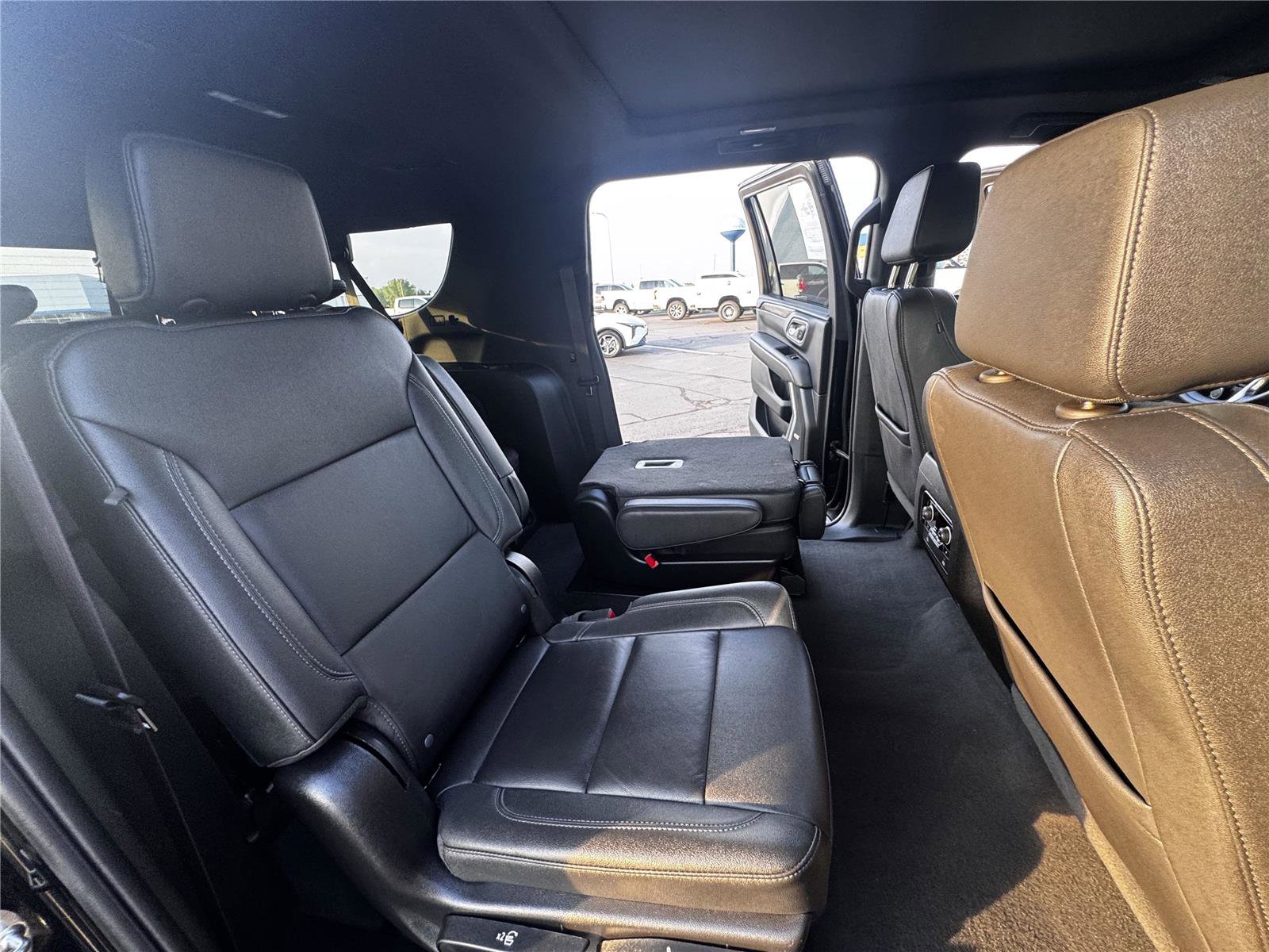 Used 2024 Chevrolet Suburban Z71 w/ Luxury Package AWD/4WD image 11