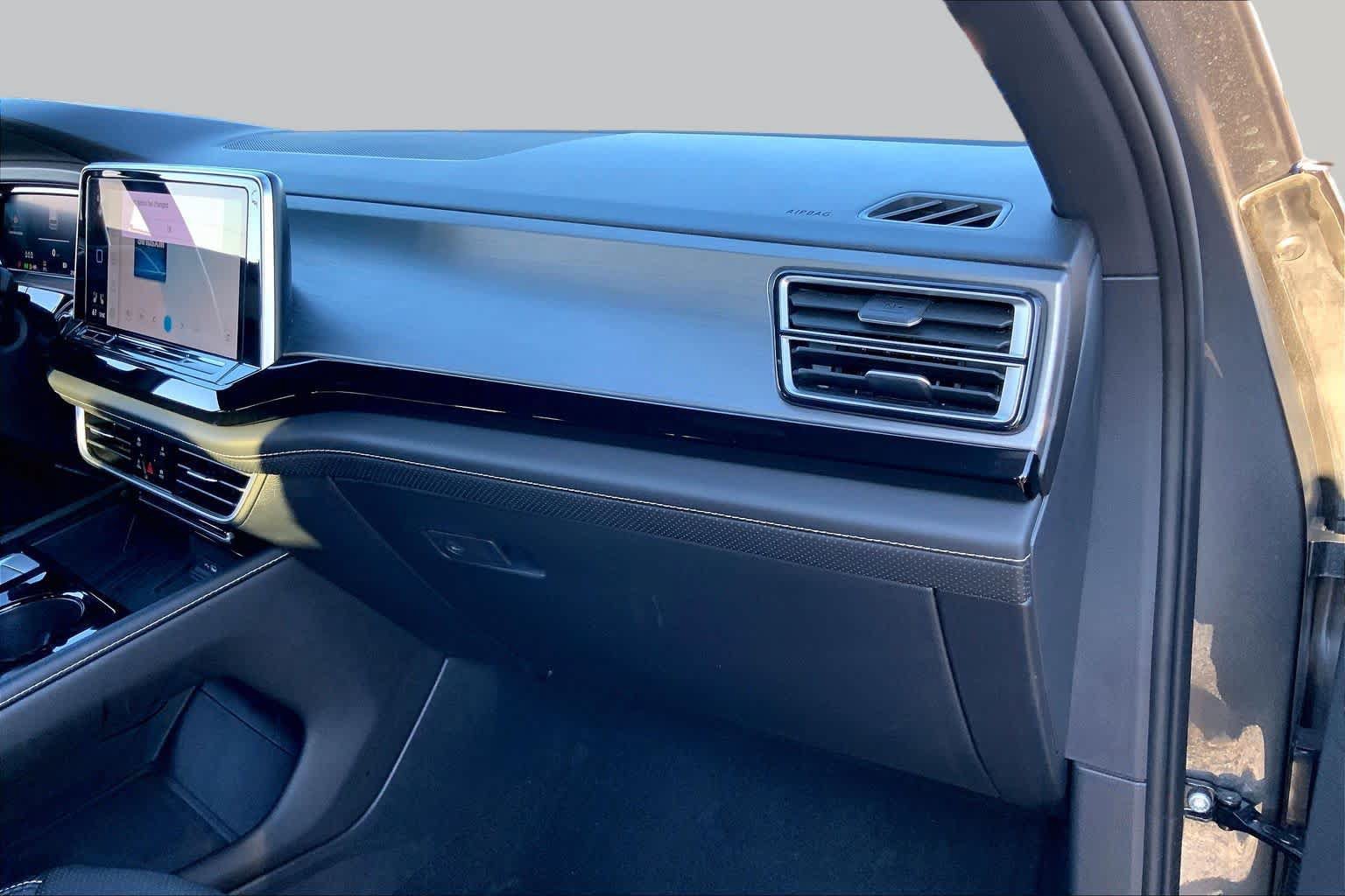 Used 2025 Volkswagen Atlas Cross Sport SE FWD image 19