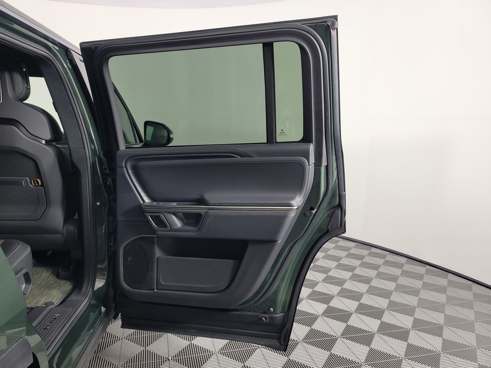 Used 2024 Rivian R1S Adventure AWD/4WD image 19