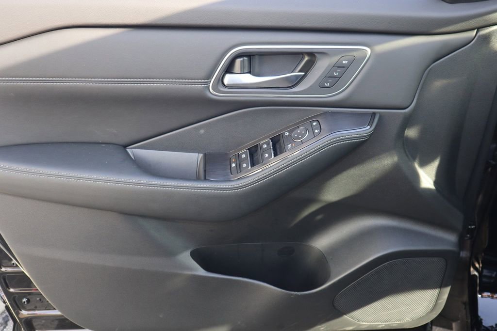 Certified 2025 Nissan Rogue Platinum image 15