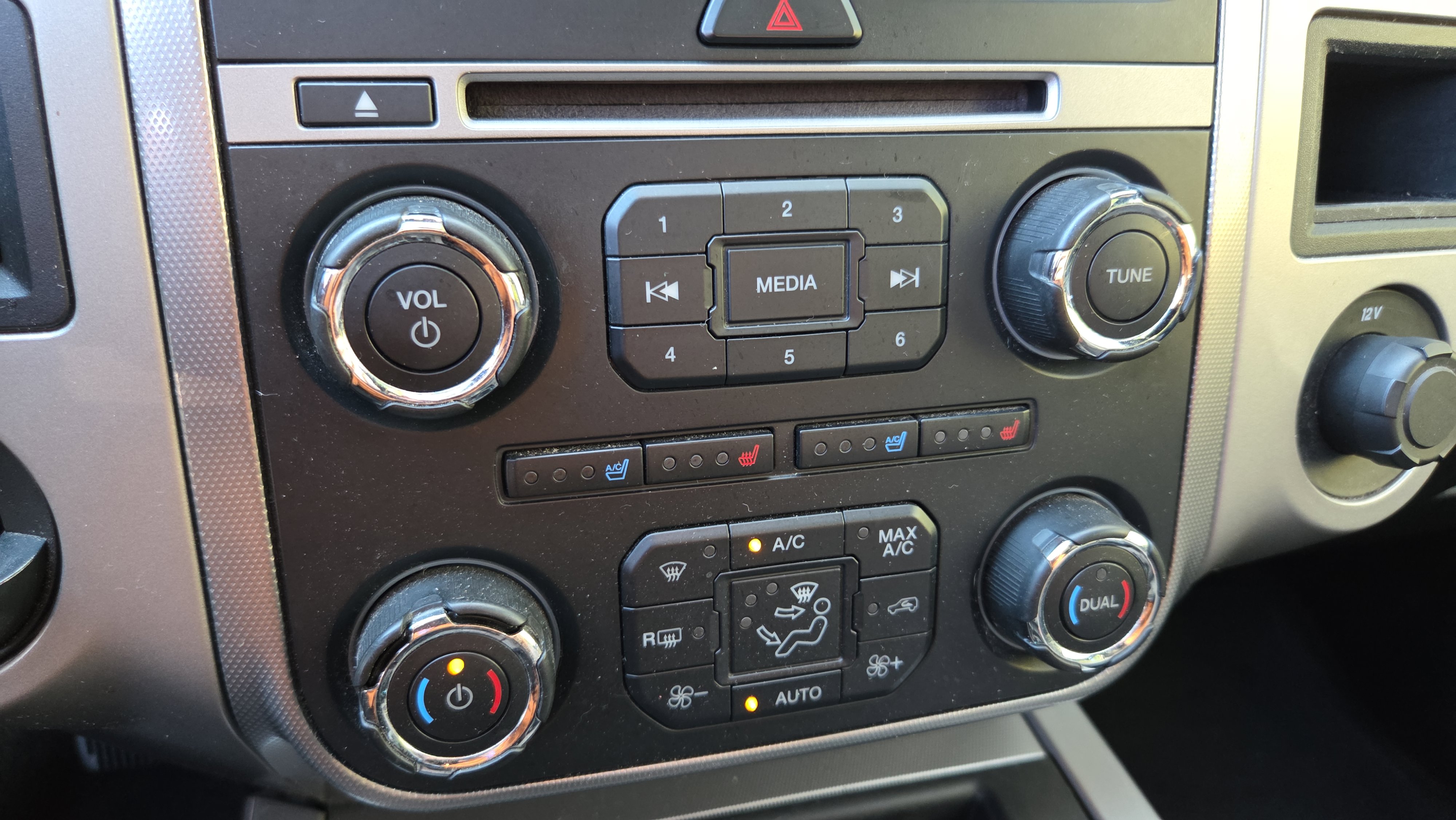 Used 2015 Ford Expedition XLT w/ Equipment Group 202A image 25