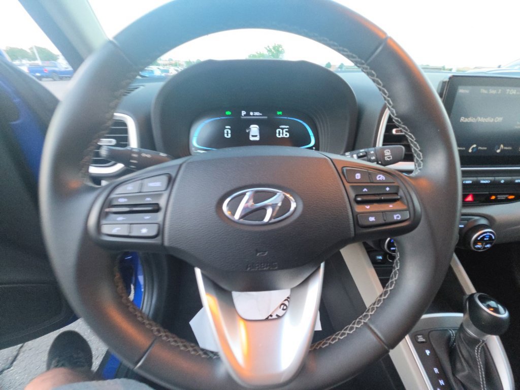 Used 2025 Hyundai Venue SEL FWD image 14