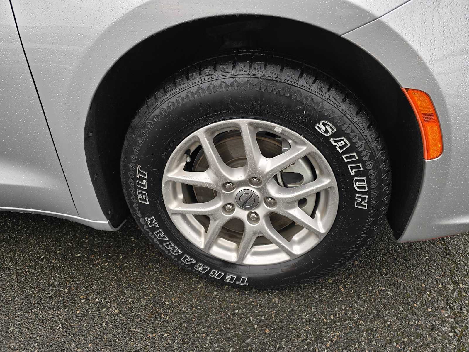 Used 2024 Chrysler Pacifica Touring-L image 9