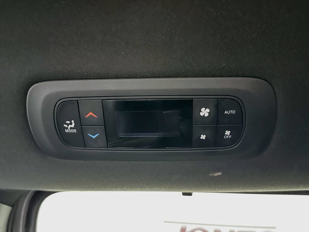 Used 2025 Chrysler Pacifica Select FWD image 12