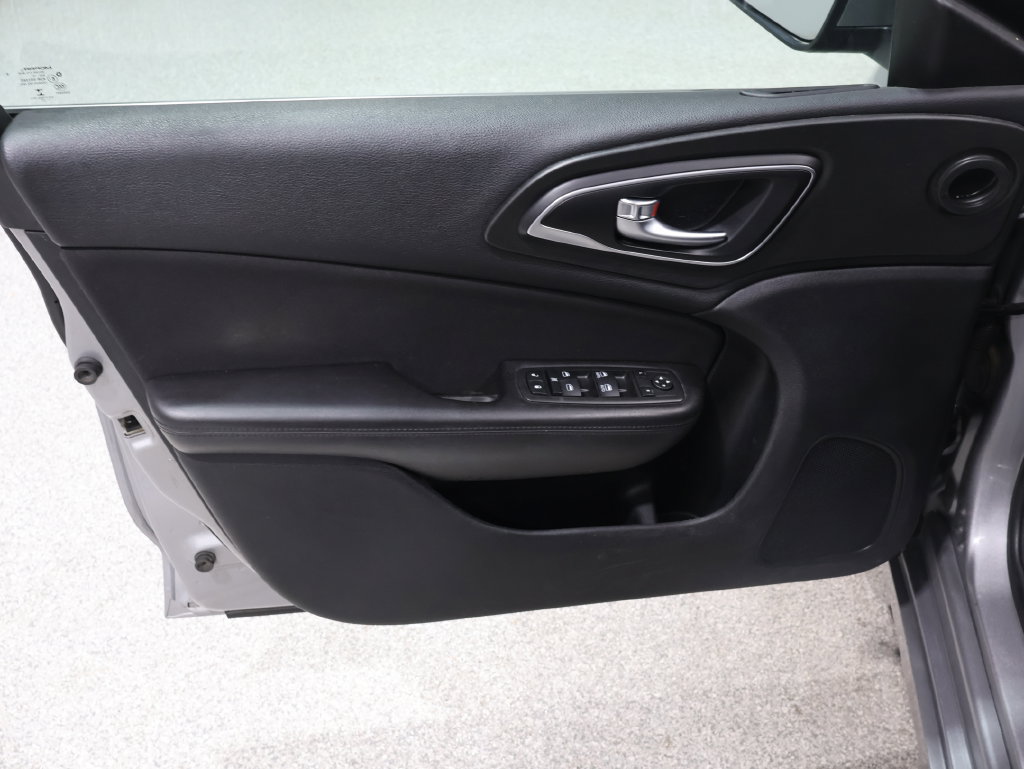 Used 2015 Chrysler 200 Limited w/ Convenience Group FWD image 13