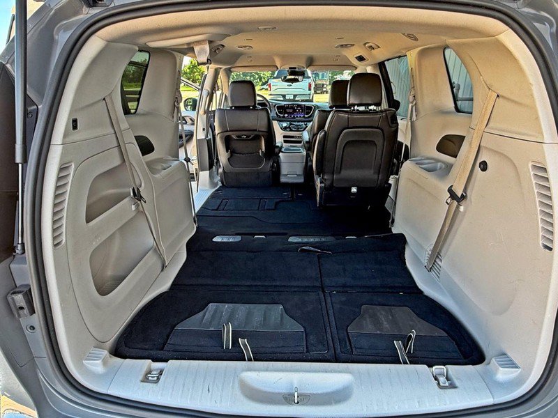 Used 2023 Chrysler Pacifica Touring-L FWD image 12
