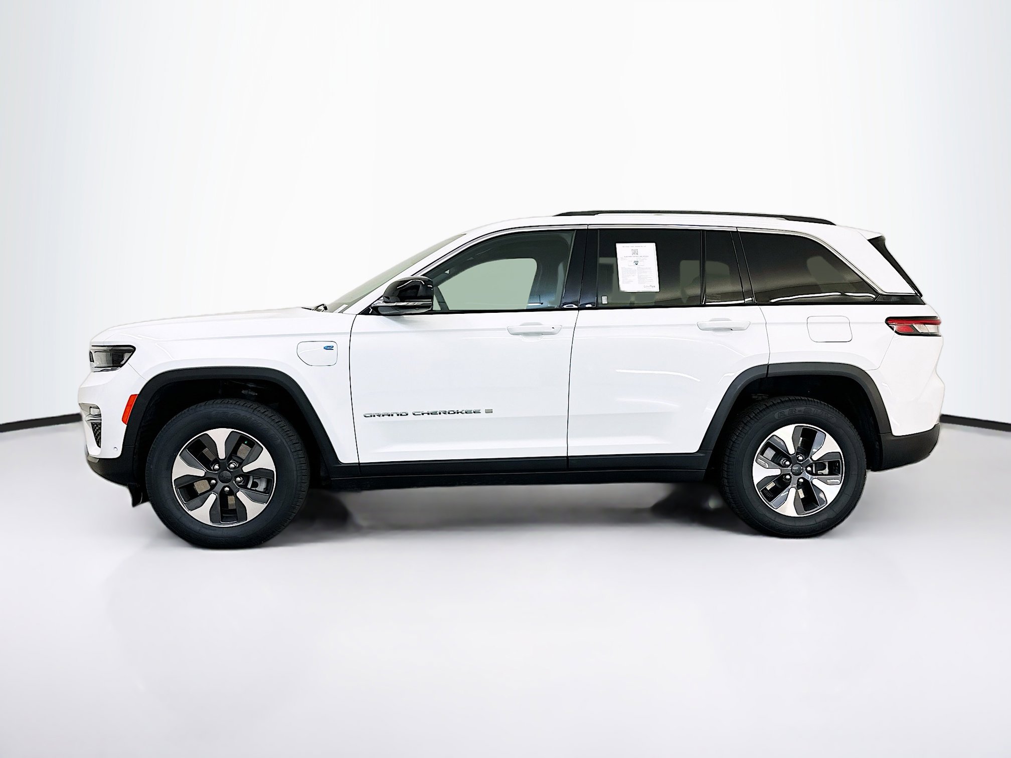 Used 2023 Jeep Grand Cherokee 4WD 4xe w/ Luxury Tech Group II image 4
