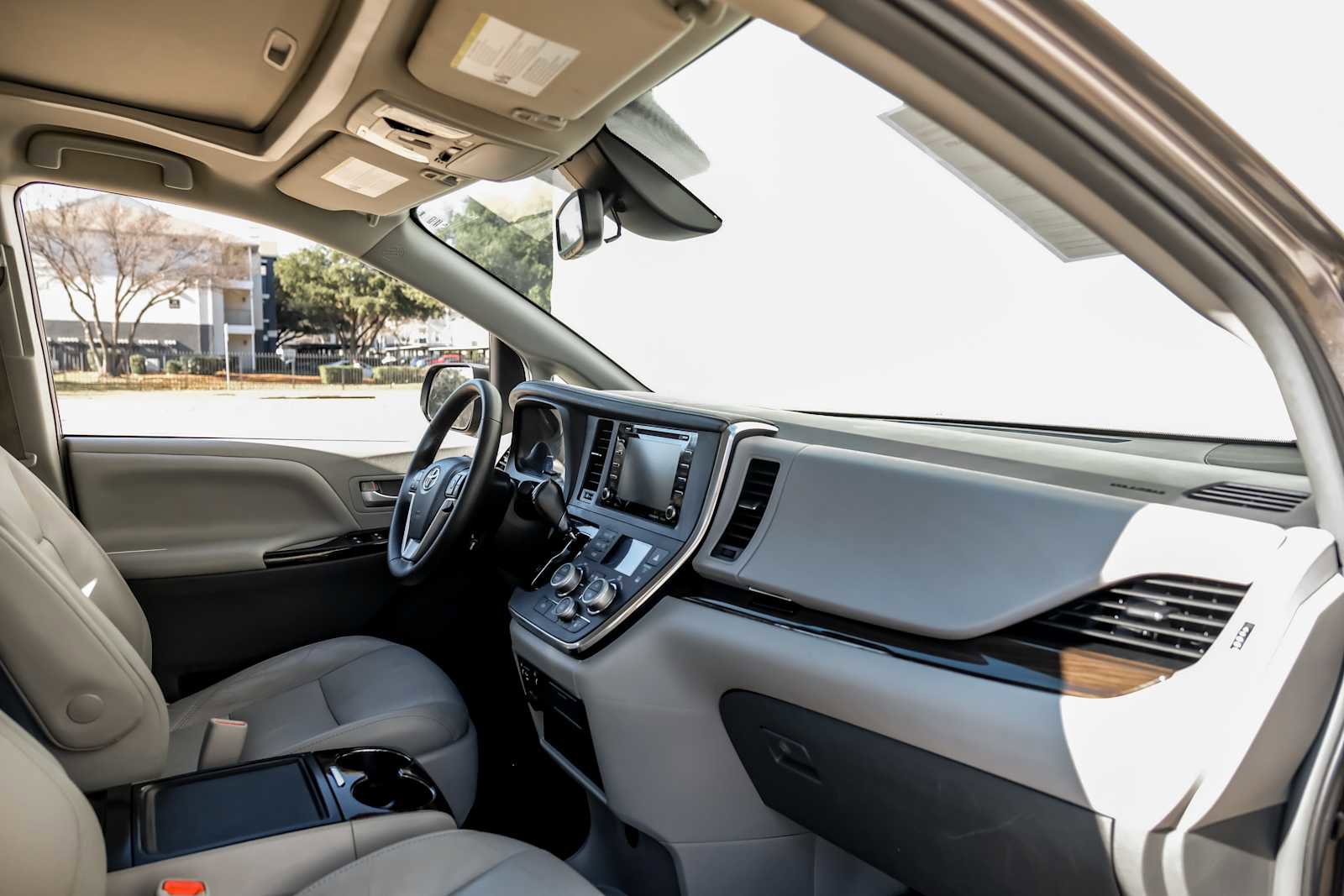 Used 2018 Toyota Sienna XLE image 16