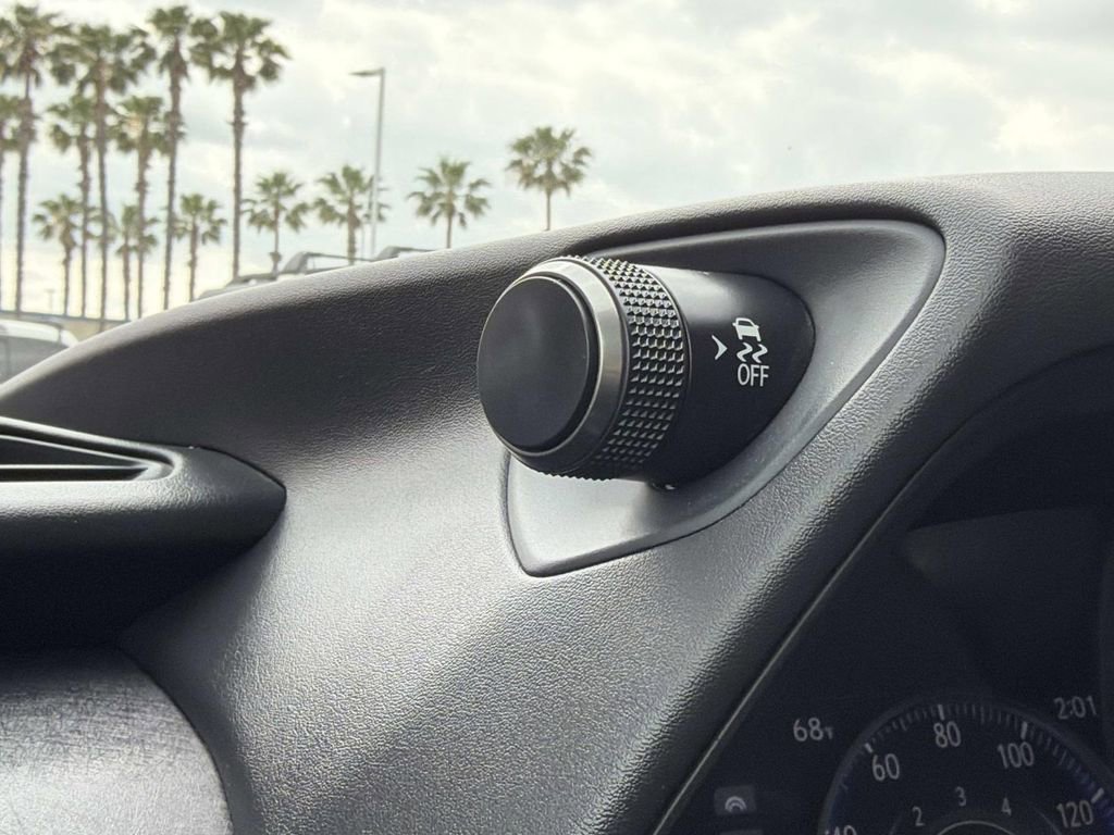 Used 2019 Lexus UX 200 w/ Premium Package image 27